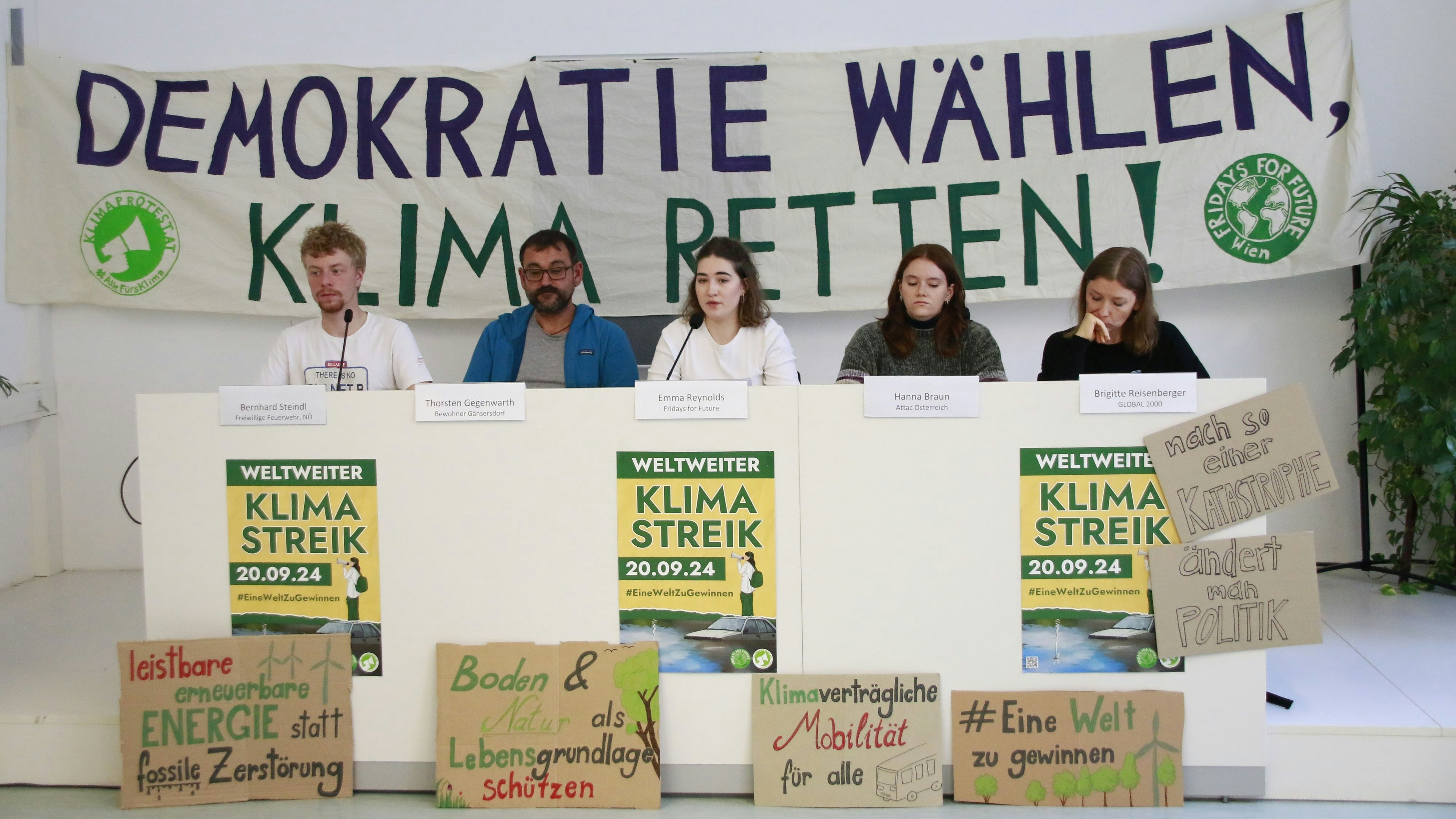 Klimaschützer bei der Ankündigung des großen Klimastreiks am 20. September.