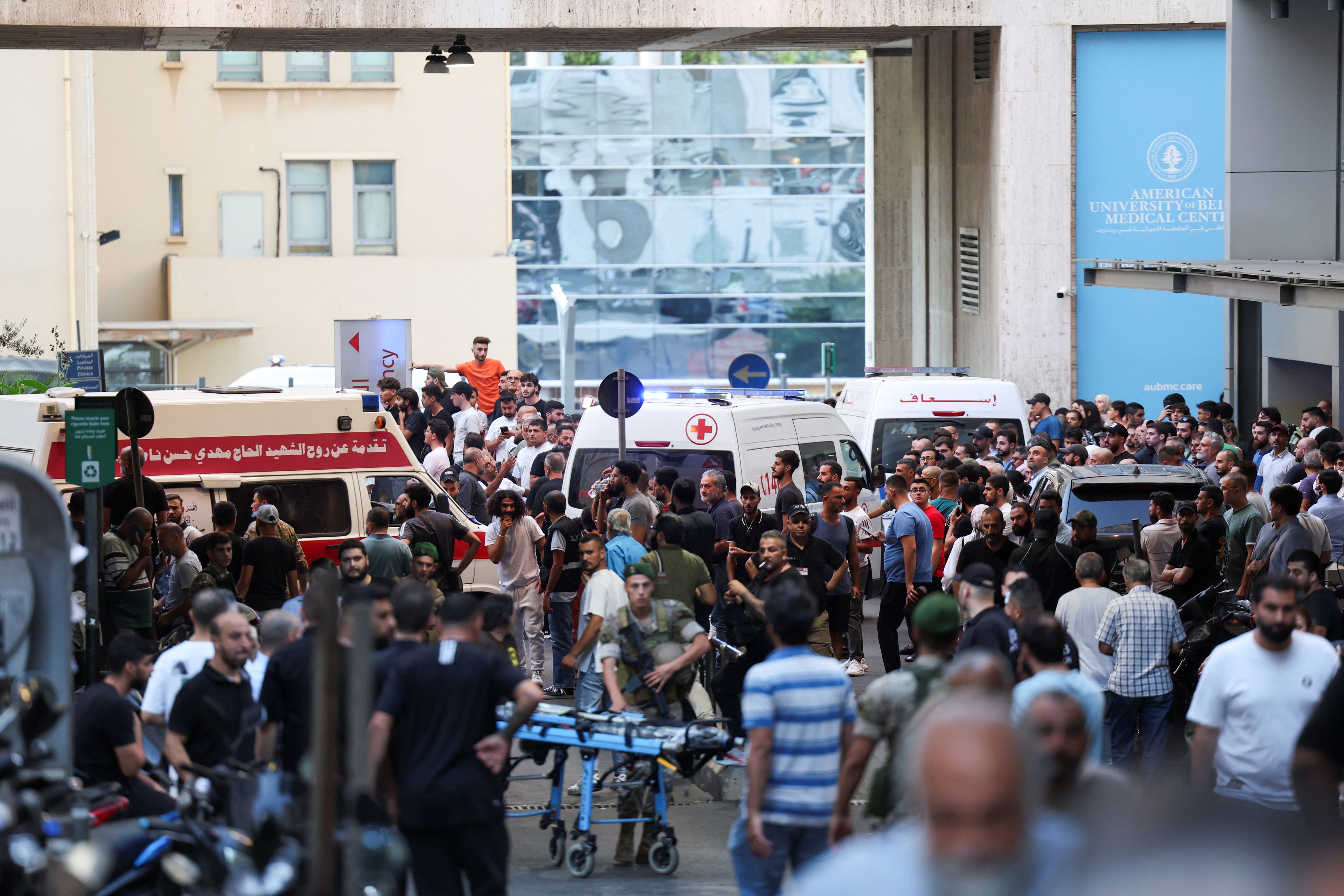 Krankenwagen treffen im American University of Beirut Medical Center (AUBMC) ein, als mehr als 1.000 Menschen, darunter Hisbollah-Kämpfer und Sanitäter, verletzt wurden, als die Pager, mit denen sie kommunizieren, im ganzen Libanon explodierten.