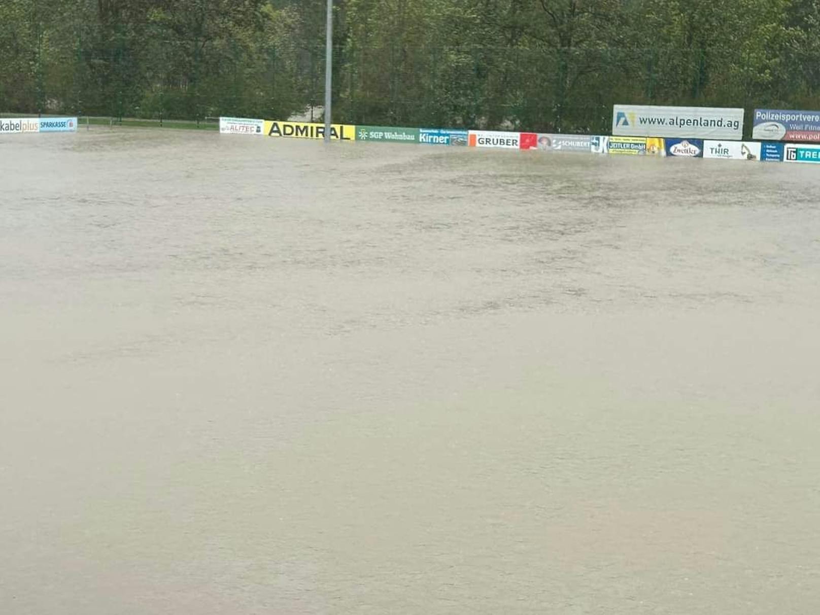 Sportplatz in Ober-Grafendorf komplett geflutet