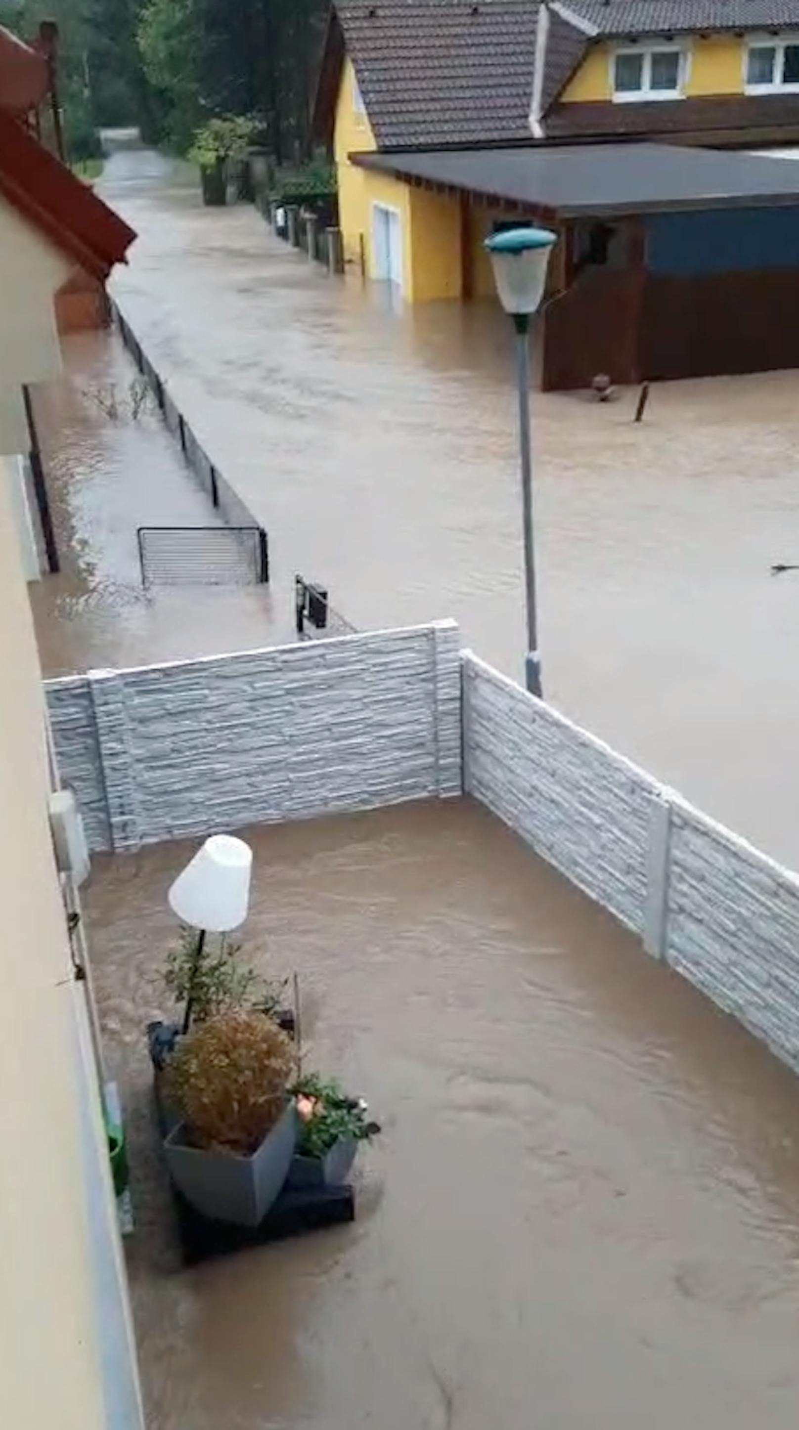 Aufnahmen von der Flutkatastrophe in Rotheau: Das Foto zeigt einen Screenshot einer Videoaufnahme vom Balkon.