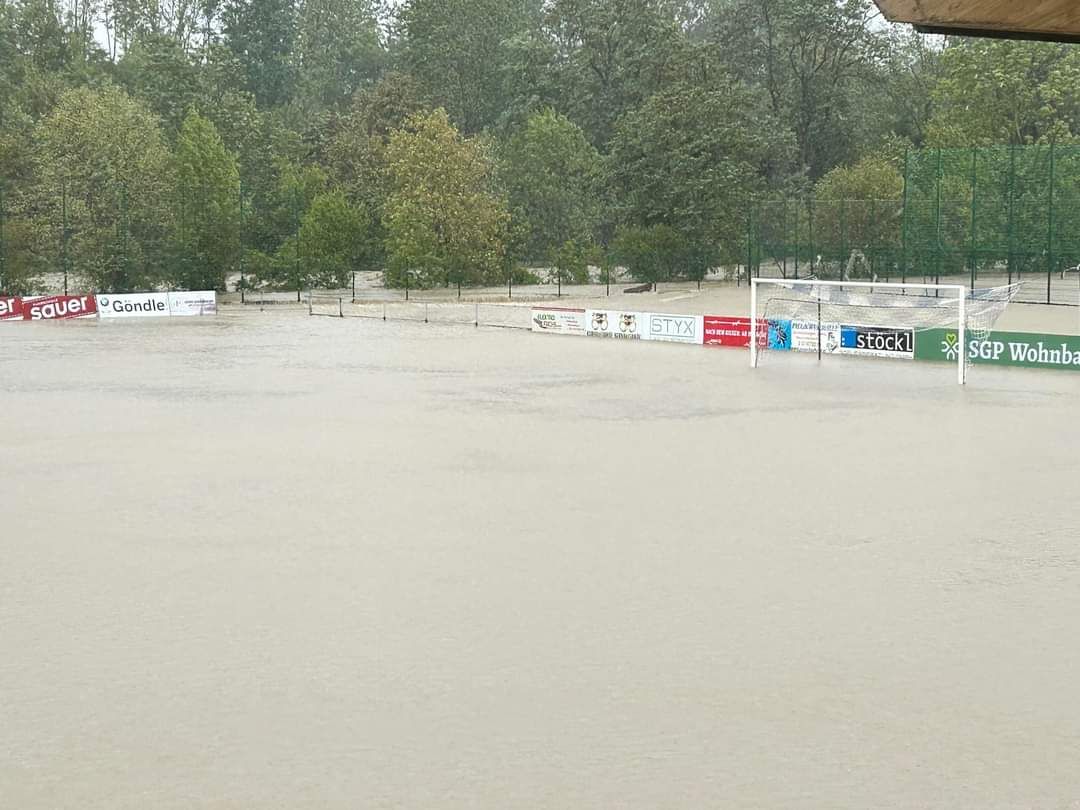 Sportplatz in Ober-Grafendorf komplett geflutet