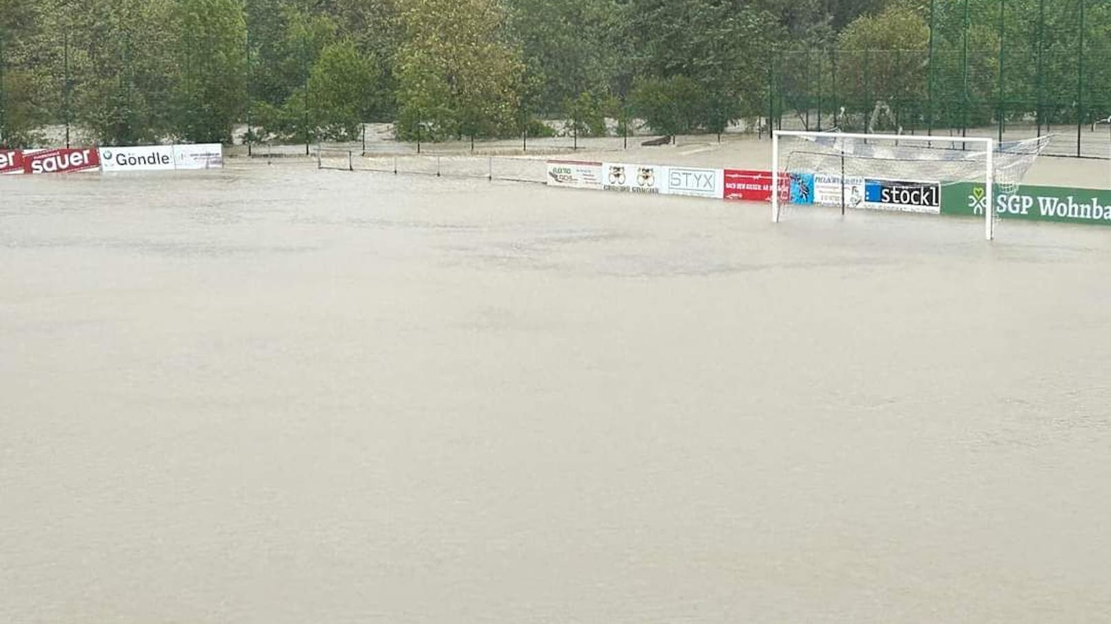 Rasen kaputt, Spielfeld "angefüllt wie eine Badewanne"