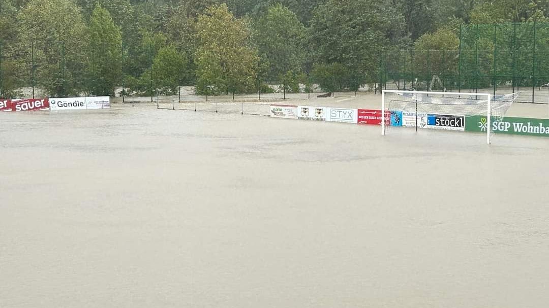 Sportplatz in Ober-Grafendorf komplett geflutet