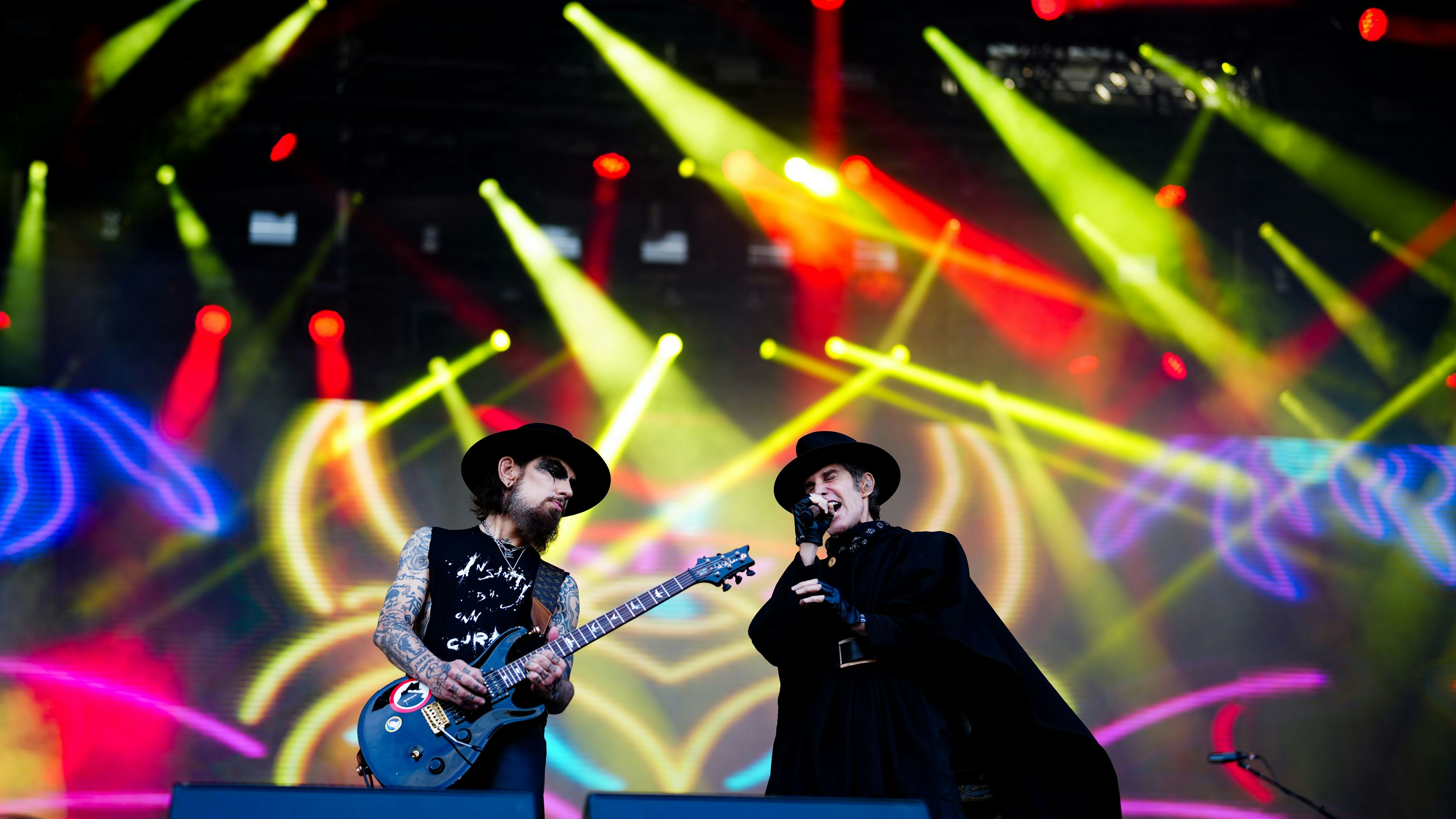 Download von www.picturedesk.com am 17.09.2024 (19:10).  ABD0222_20240613 - NICKELSDORF - ÖSTERREICH: Gitarrist Dave Navarro und Sänger Perry Farrell der Band ?Jane ?s Addiction? während eines Konzerts im Rahmen des "Nova Rock 2024? Festivals am Donnerstag, 13. Juni 2024 in Nickelsdorf. Das Festival findet von Donnerstag, 13. Juni bis Sonntag 16. Juni 2024 statt. - FOTO: APA/EVA MANHART - 20240613_PD11565 - Rechteinfo: Rights Managed (RM)