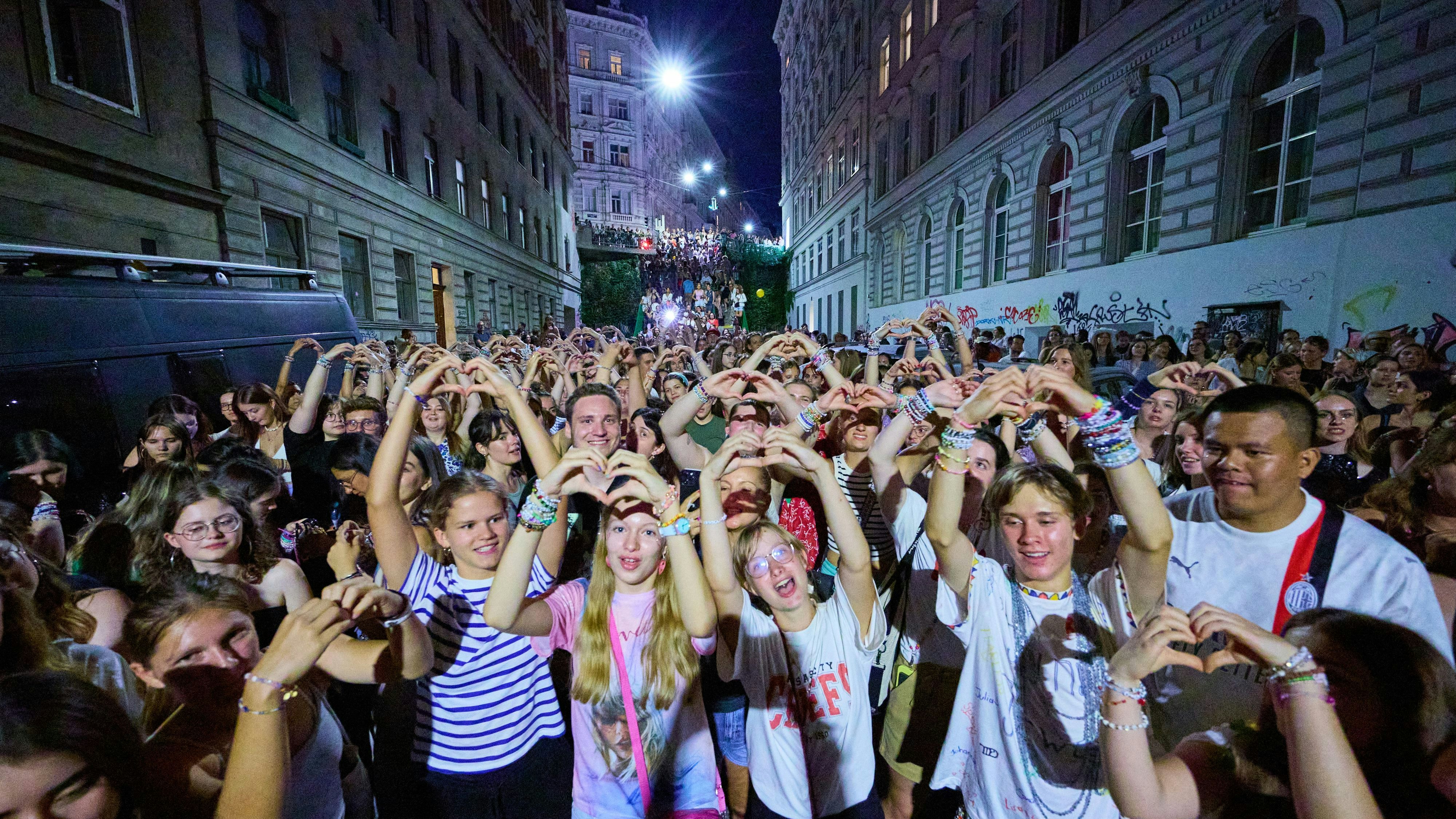 Taylor Swift-Fans in Wien nach der Terror-bedingten Absage der drei Konzerte Anfang August:"Es war richtig, die Verdächtigen zu verhaften", sagt Terror-Forscher Peter R. Neumann