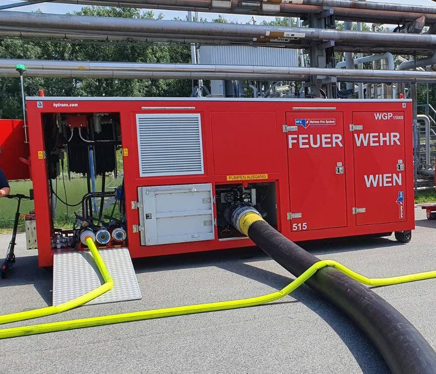 Eine Zehn-Tonnen-Pumpe der Wiener Berufsfeuerwehr ist in Niederösterreich im Einsatz.