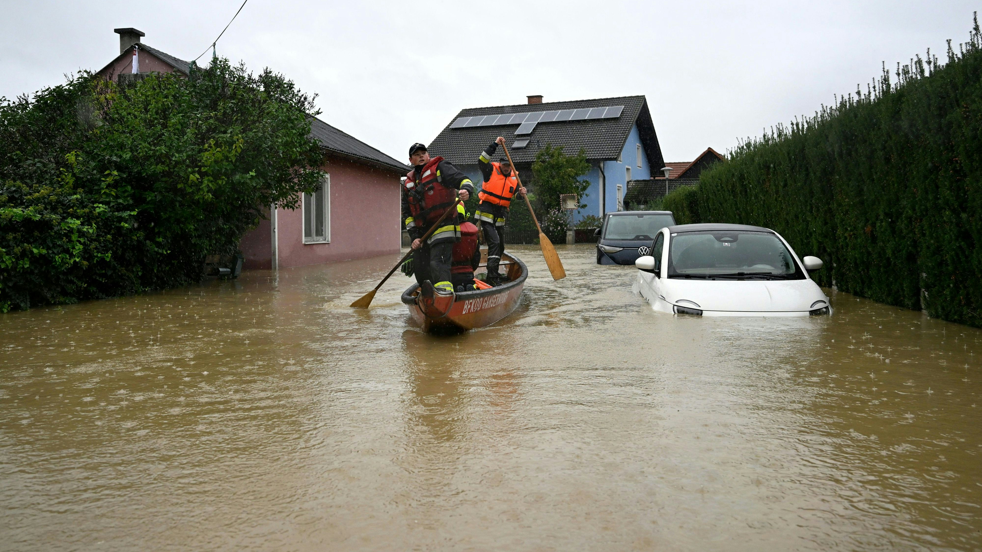 Zillenfahrer der Feuerwehr im vom Hochwasser getroffenen Rust im Tullnerfeld