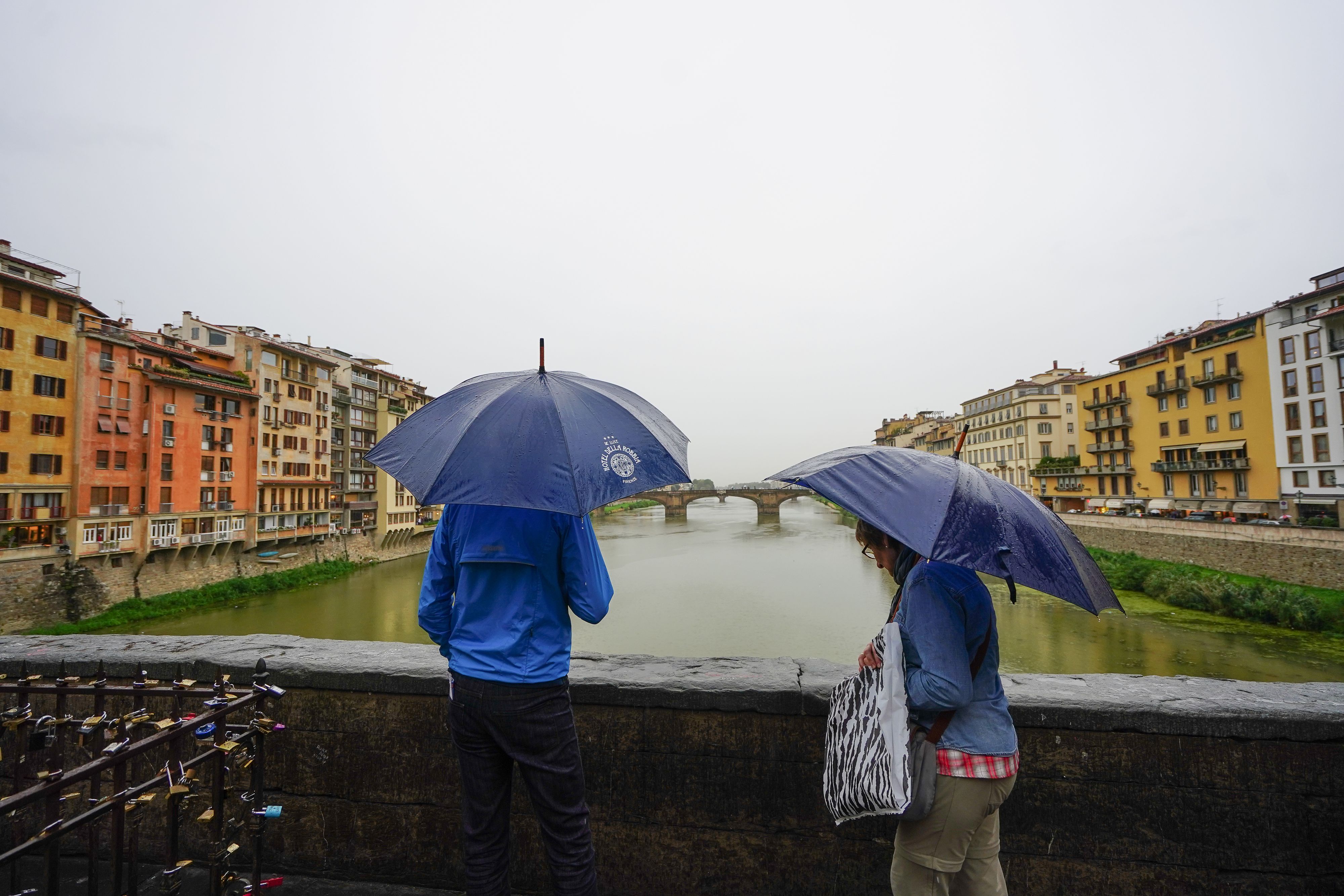 Touristen im Regen auf der Ponte Vecchio in Florenz.