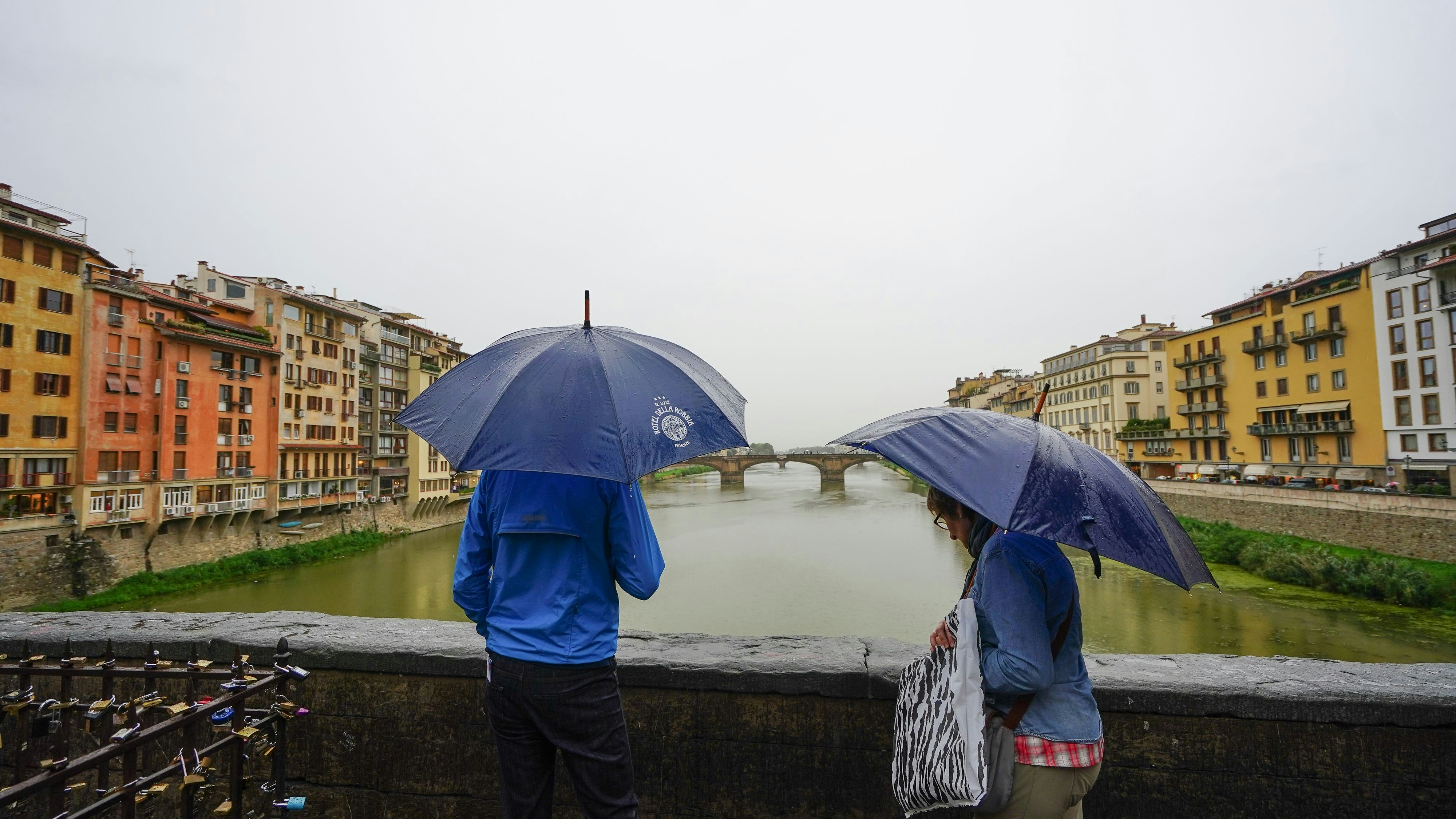 Touristen im Regen auf der Ponte Vecchio in Florenz. 