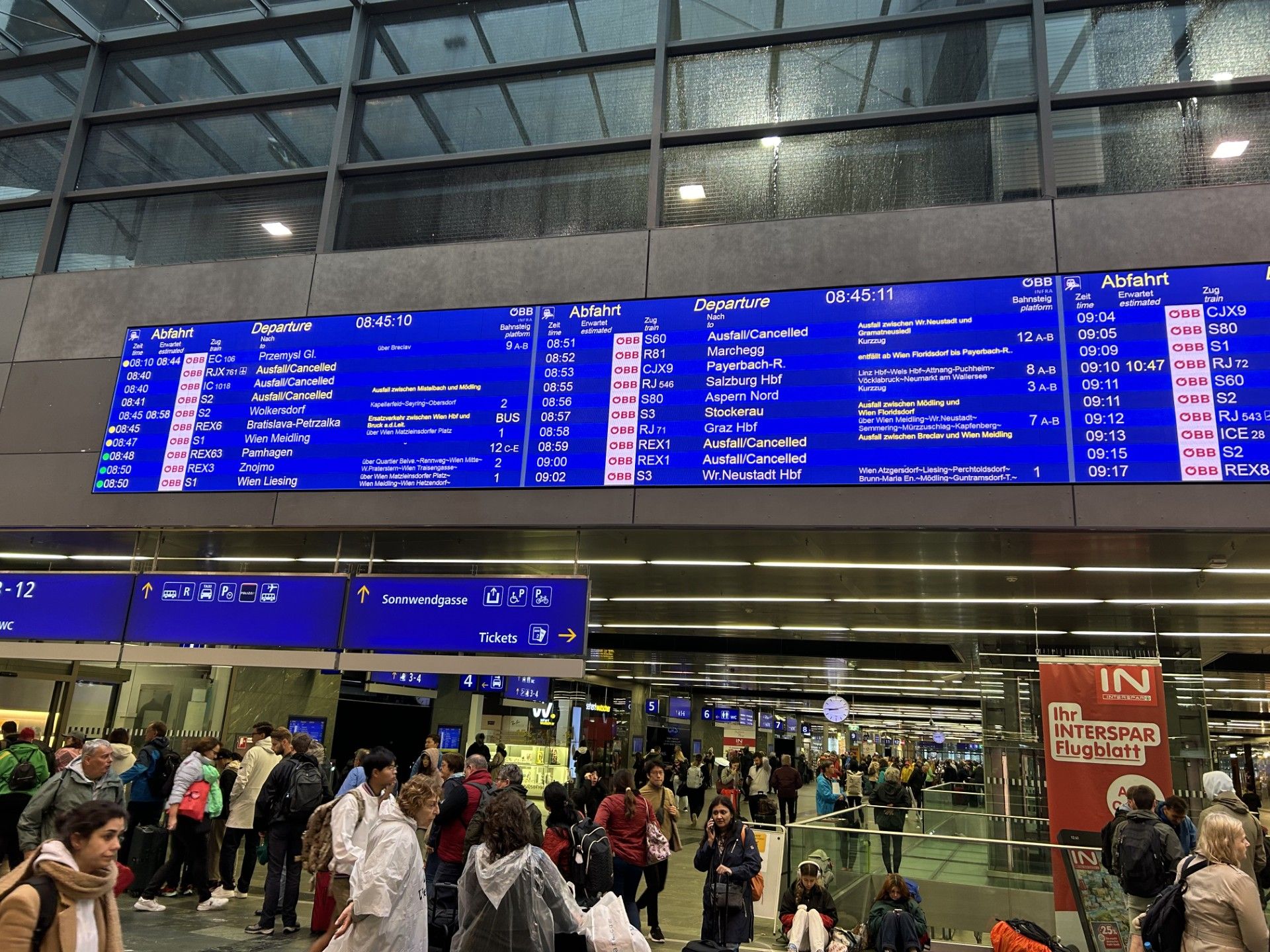 Der Clip, aufgenommen im Wiener Hauptbahnhof, lässt die Wogen hochgehen.