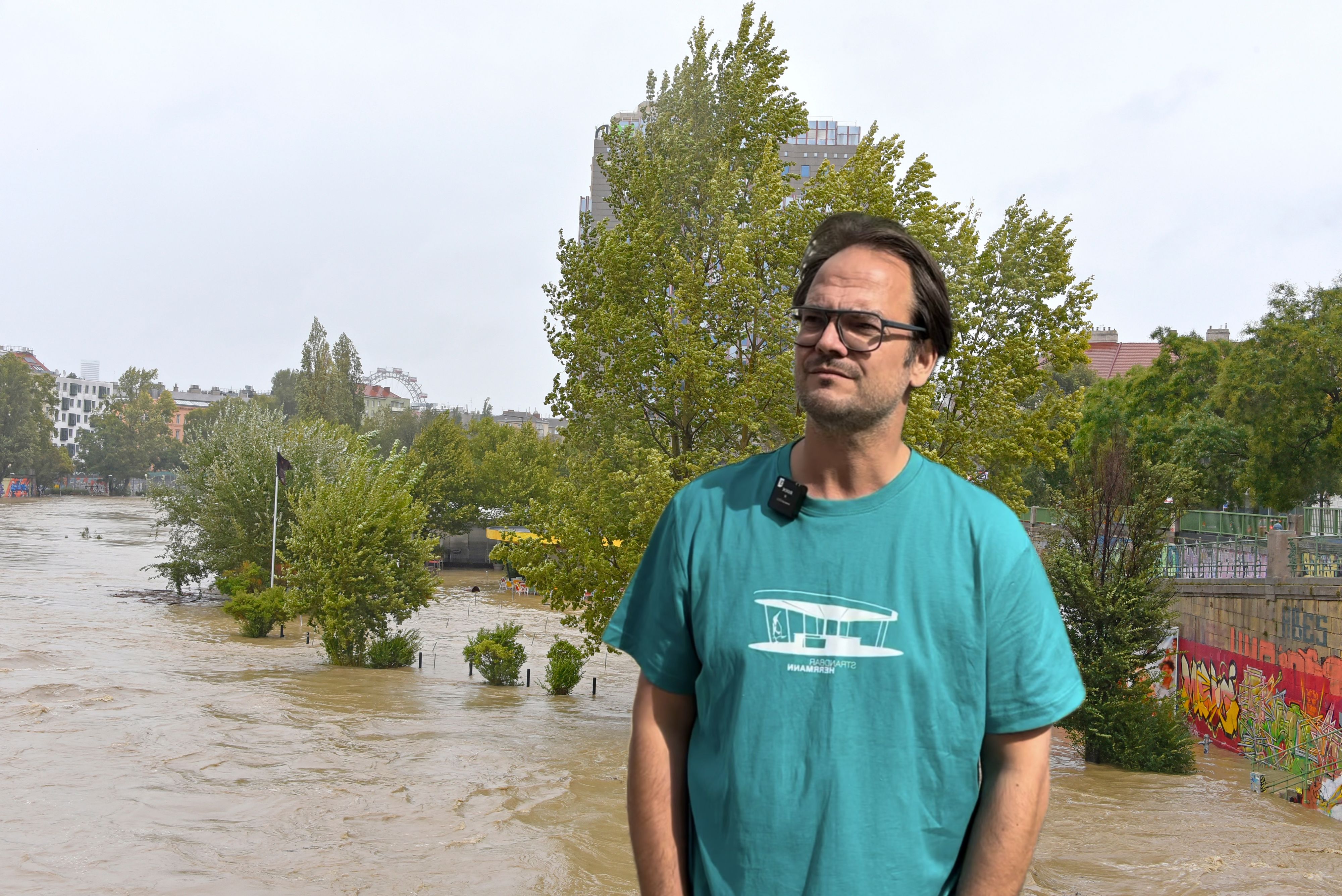 Geschäftsführer Alexander Kaiser erzählt, wie seine Bar die Flut-Katastrophe überlebte.