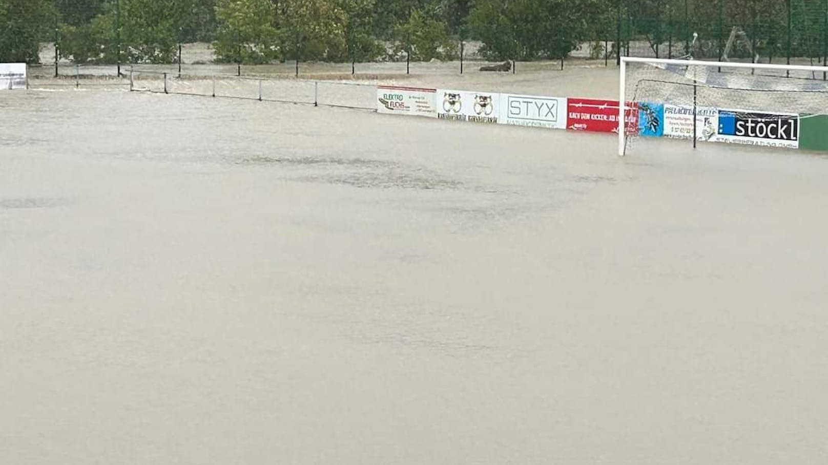 Der Fußballplatz glich einem See