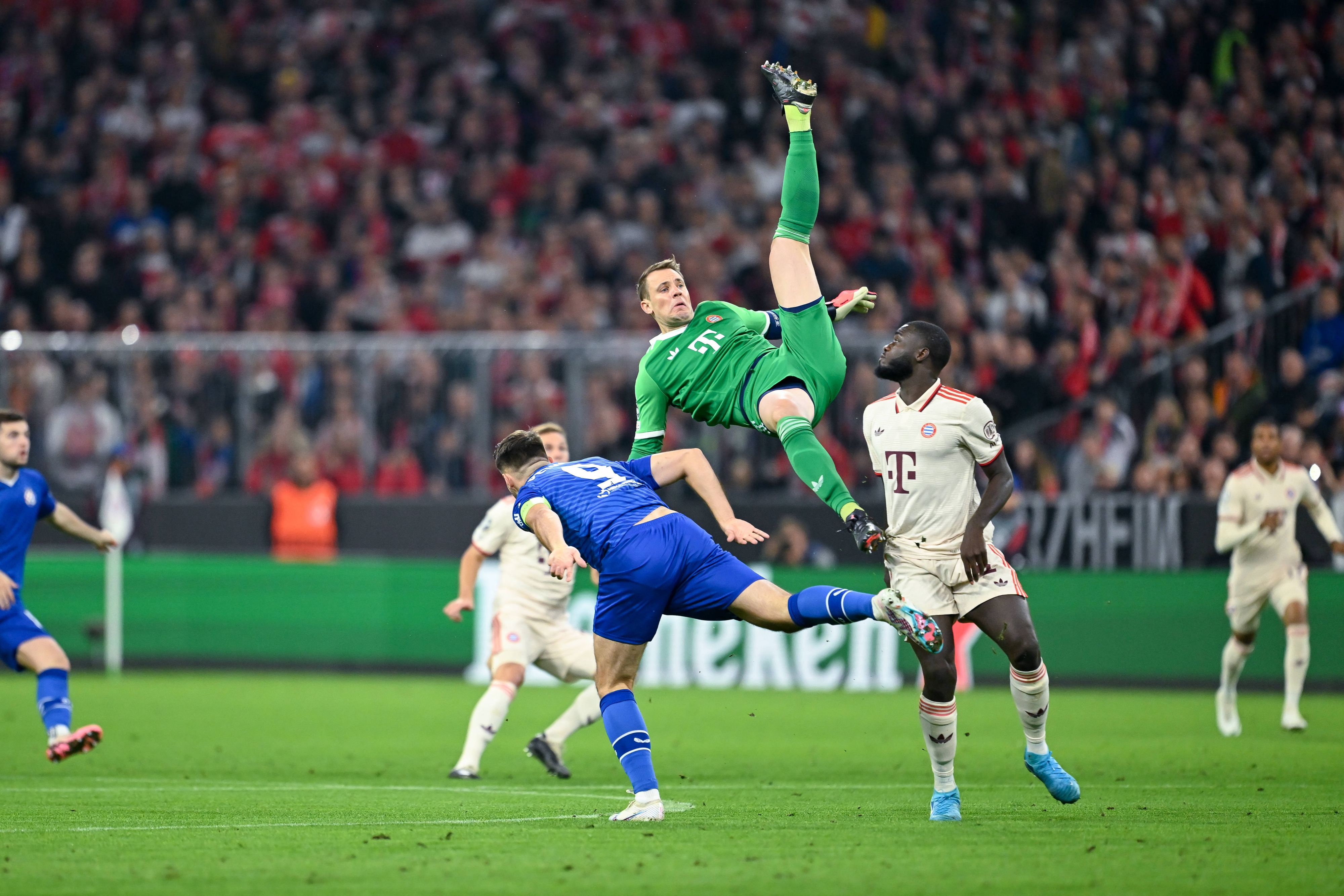Manuel Neuer wird ausgehebelt, landet auf dem Hinterkopf.