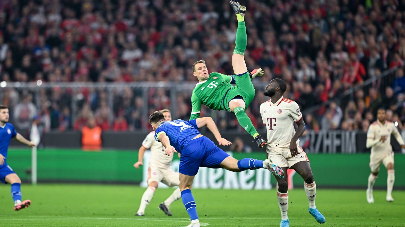 Bayern-Schock! Neuer fällt aus zwei Metern auf Kopf