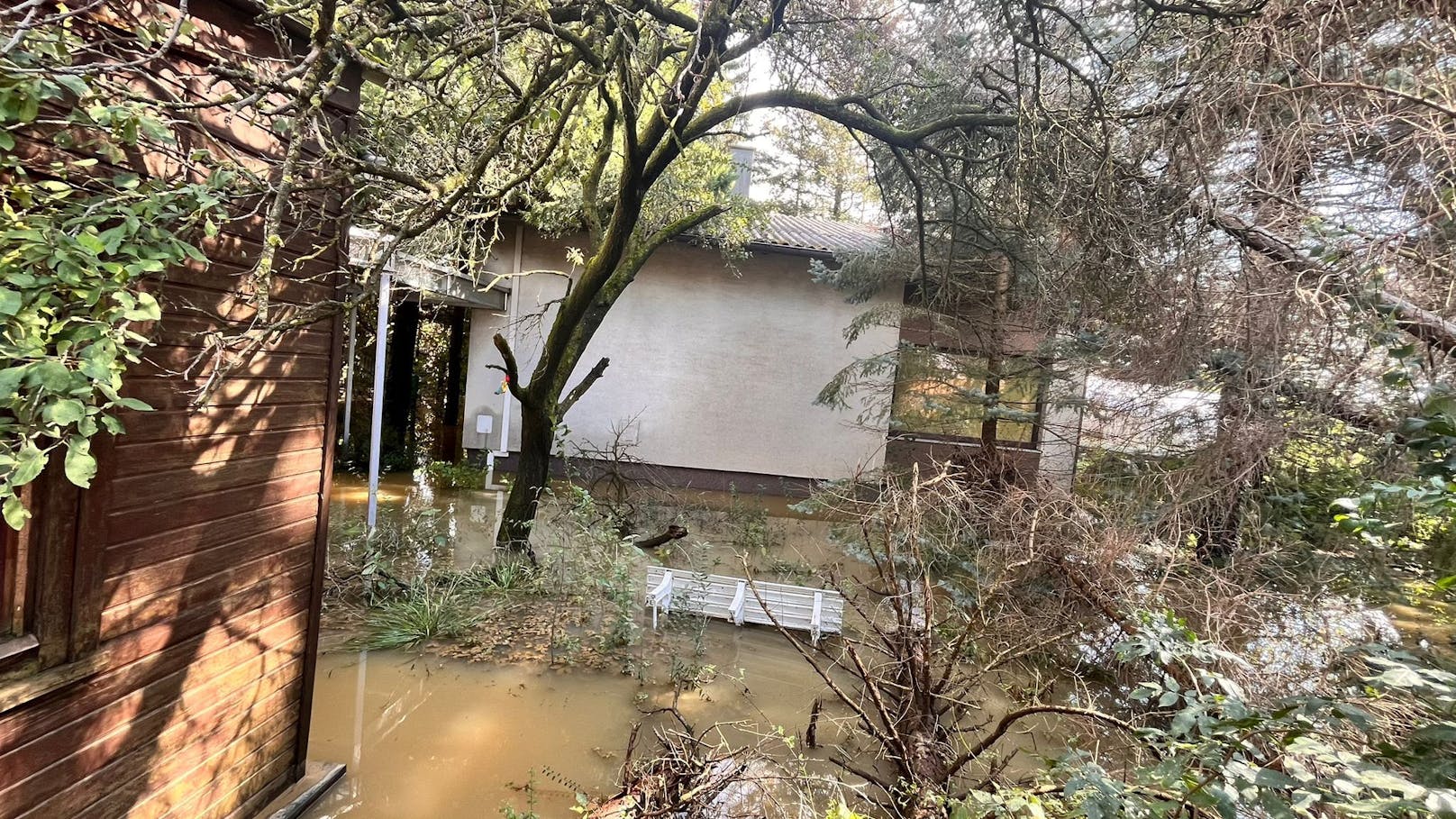 Noch immer steht das Haus unter Wasser, der Garten ist geflutet.