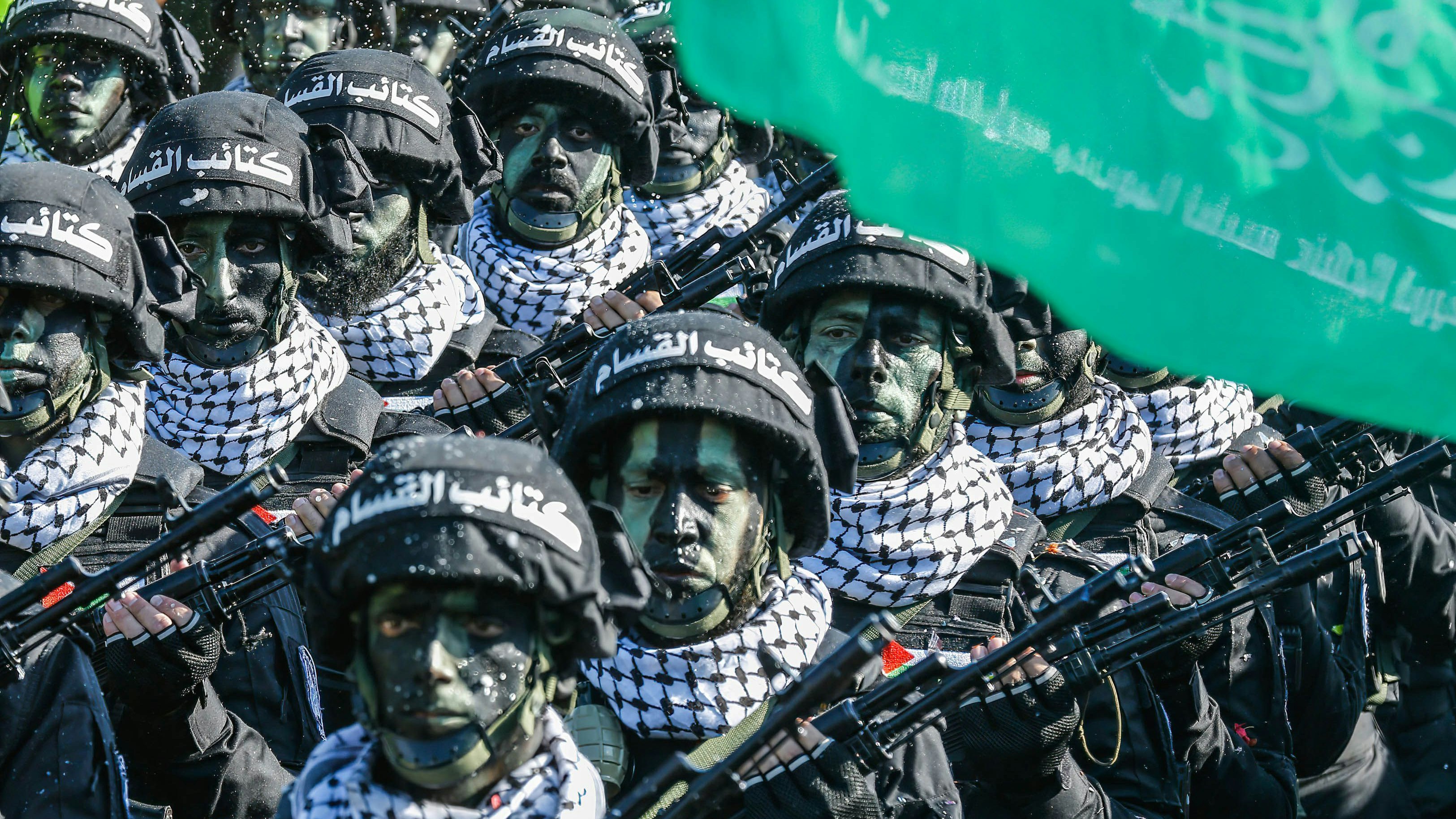 Kämpfer der Hamas mit martialischer Camouflage-Bemalung bei einer Parade in Gaza