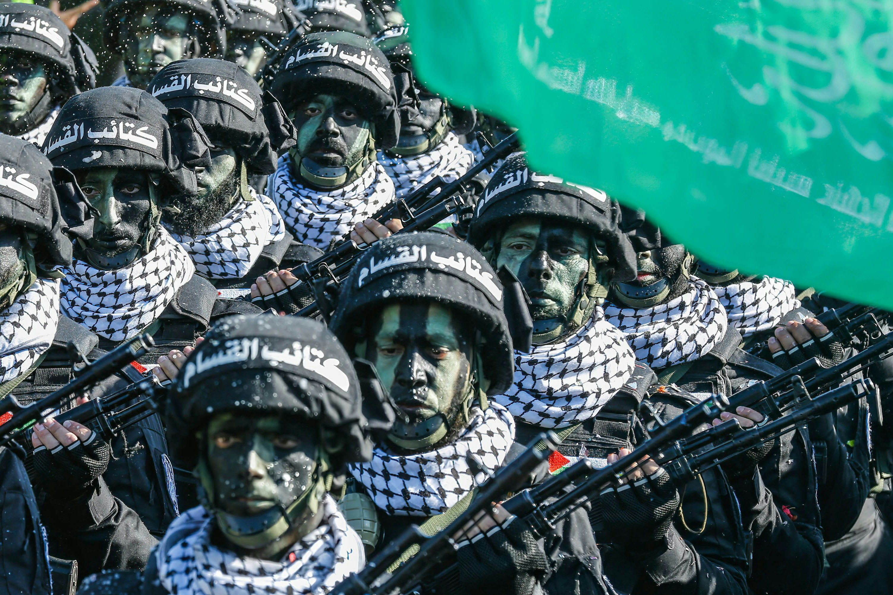 Hamas-Kämpfer in Gaza: In einer Publikation im Auftrag des Bildungsministeriums wird die Terrororganisation als Befreiungsbewegung bezeichnet