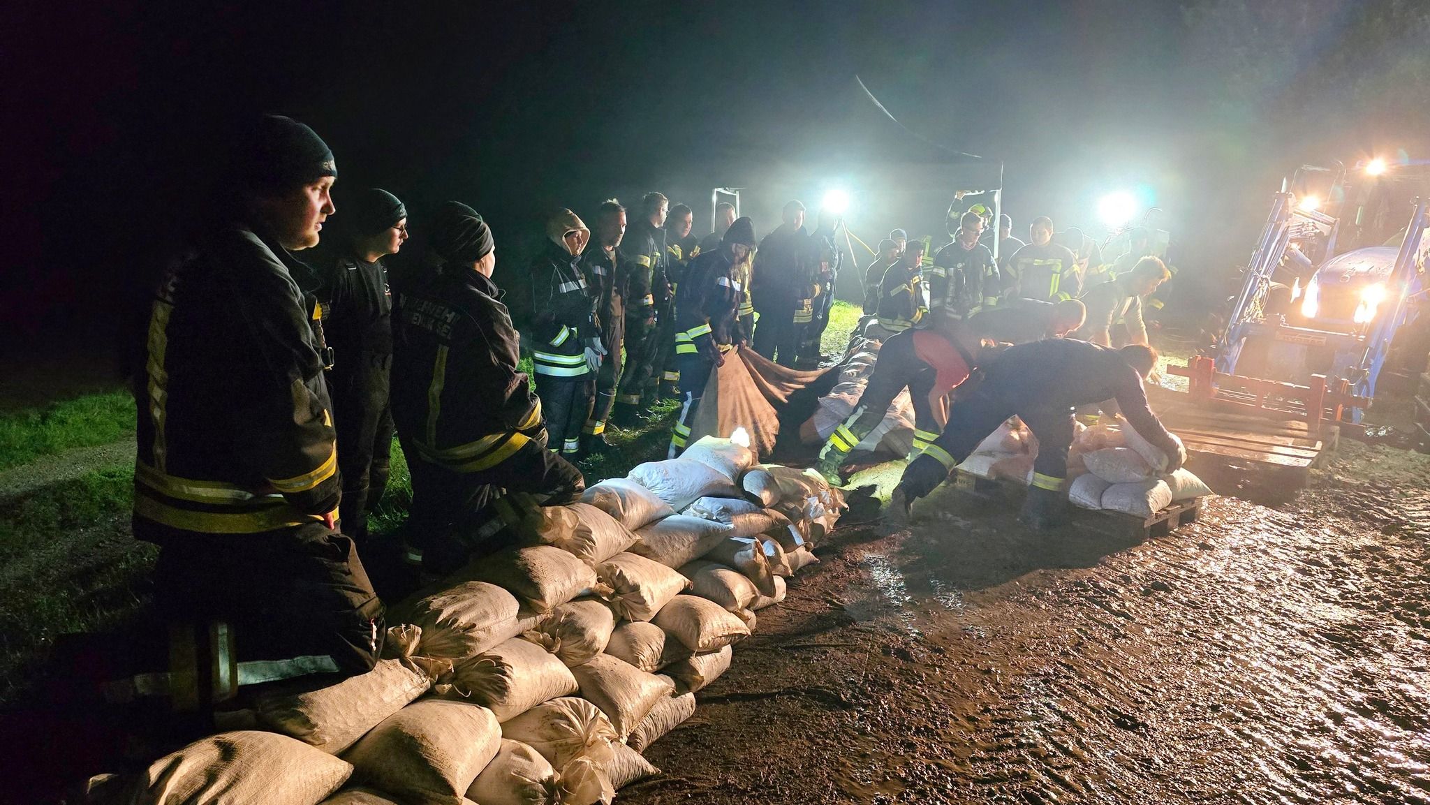 Hochwassergefahr im Bezirk Neusiedl am See. Die Feuerwehr Bruckneudorf war in der Nacht auf Dienstag im Einsatz, um den Damm zu bauen.