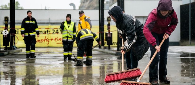 Bemüht! Gewessler (im roten Anorak) hilft beim Aufräumen an einer Tankstelle