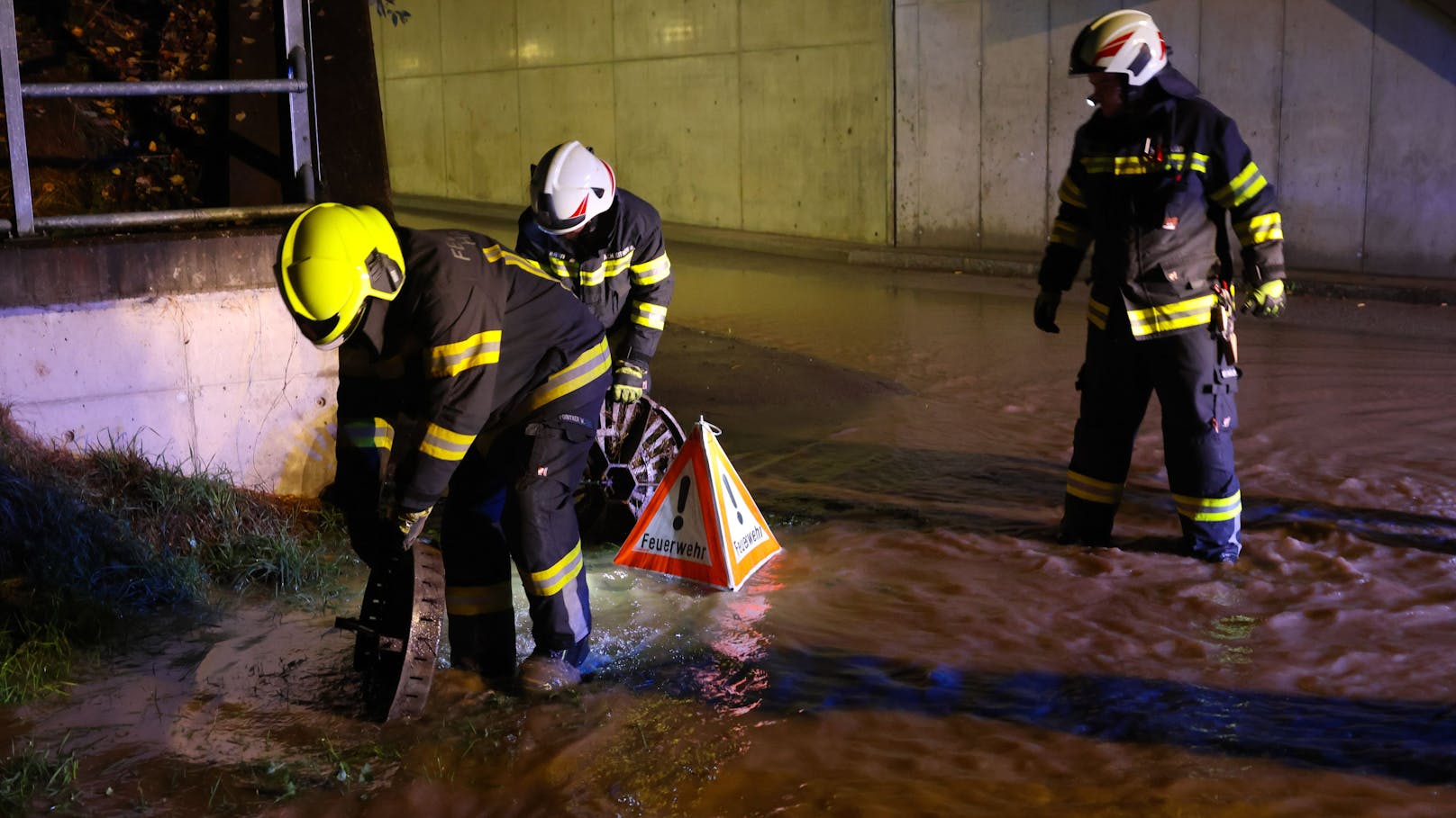 Nach dem tagelangen Starkregen mit zahlreichen Einsätzen hatte sich die Situation zwischenzeitlich zwar entspannt. Die am Montagabend einsetzenden neuerlichen Niederschläge haben dann aber binnen kurzer Zeit wieder für viele Einsätze gesorgt.