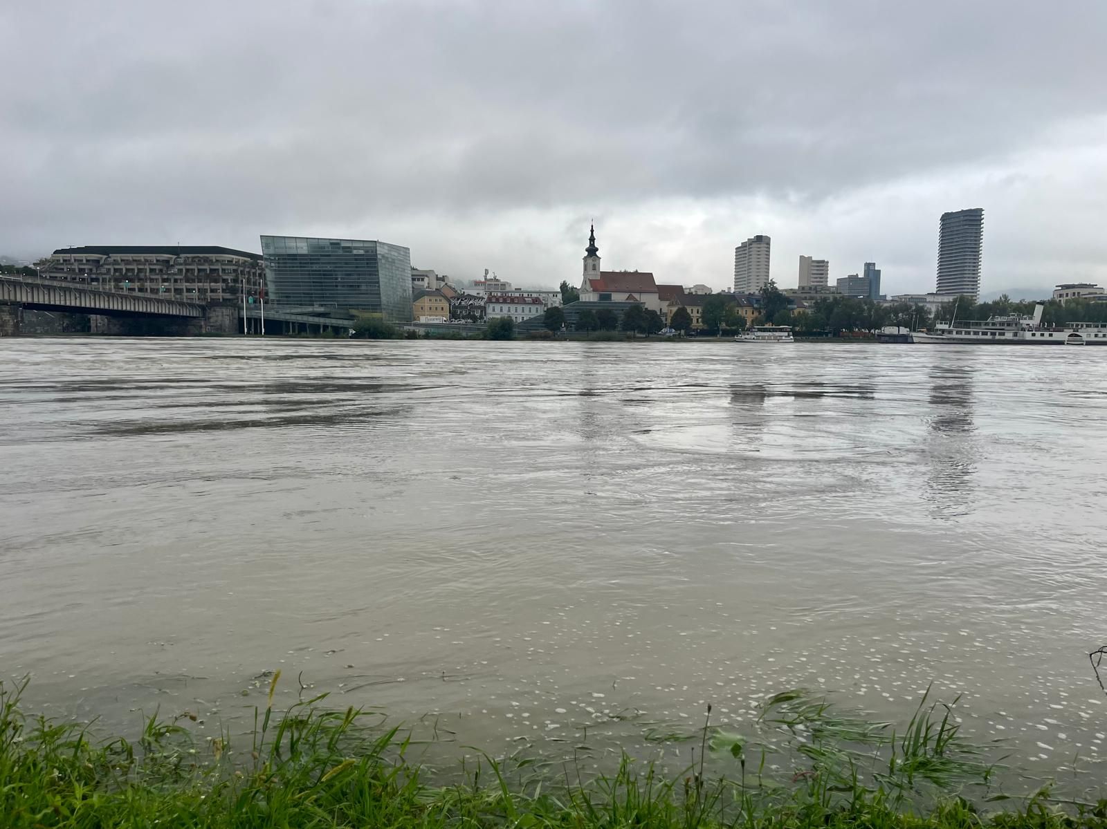 Die Situation hat sich weitgehend entspannt. Die Donau – im Bild Linz – führt aber nach wie vor enorme Wassermassen.