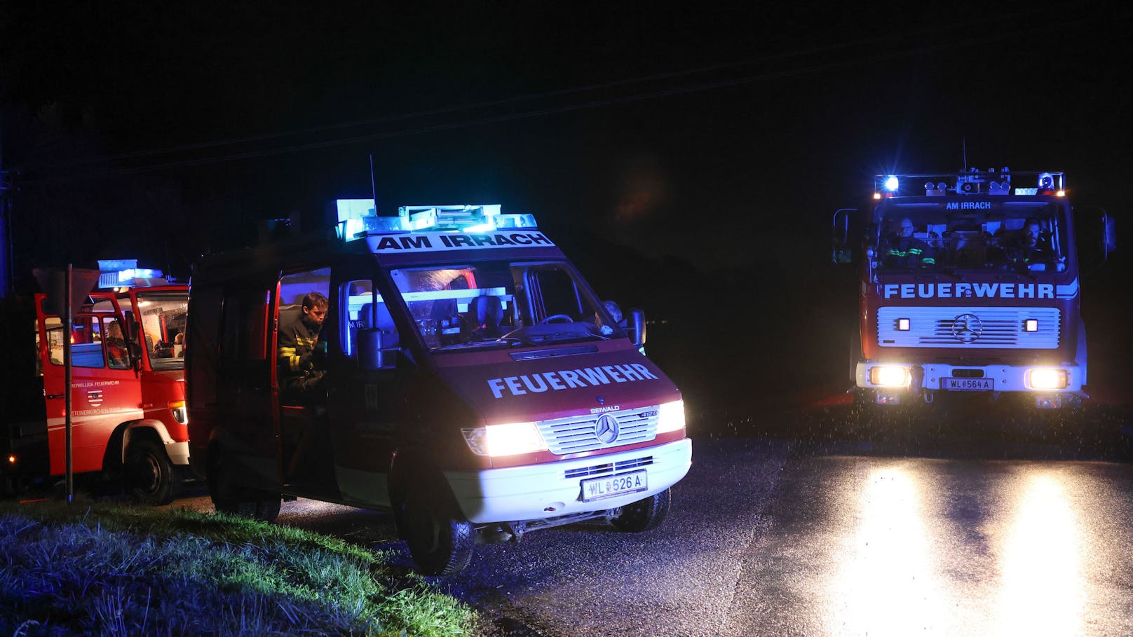 Nach dem tagelangen Starkregen mit zahlreichen Einsätzen hatte sich die Situation zwischenzeitlich zwar entspannt. Die am Montagabend einsetzenden neuerlichen Niederschläge haben dann aber binnen kurzer Zeit wieder für viele Einsätze gesorgt.