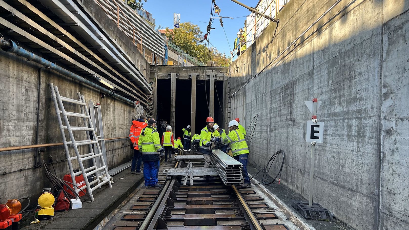 Die Arbeiter der Wiener Linien bauen hier den Hochwasserschutz ab.