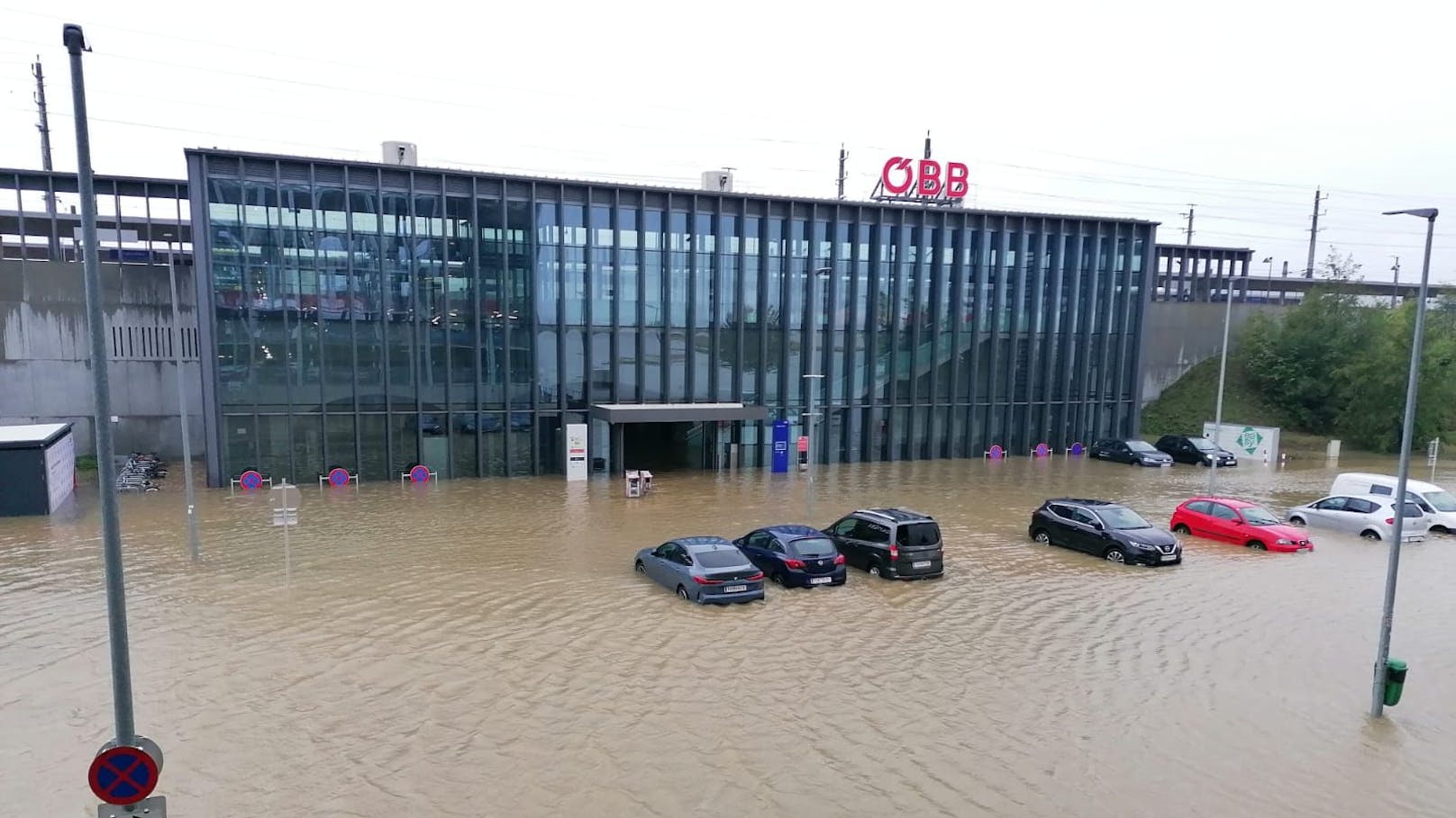 Der Bahnhof Tullnerfeld an der Westbahnstrecke.