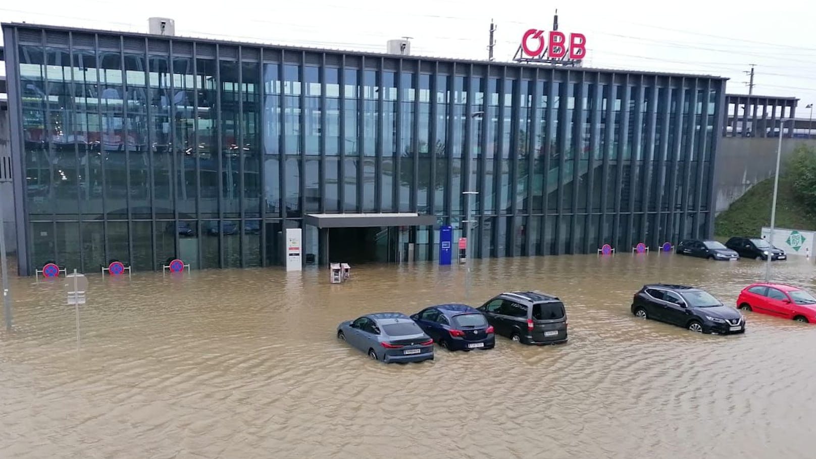 Der Bahnhof Tullnerfeld an der Westbahnstrecke wurde vom Hochwasser geflutet.