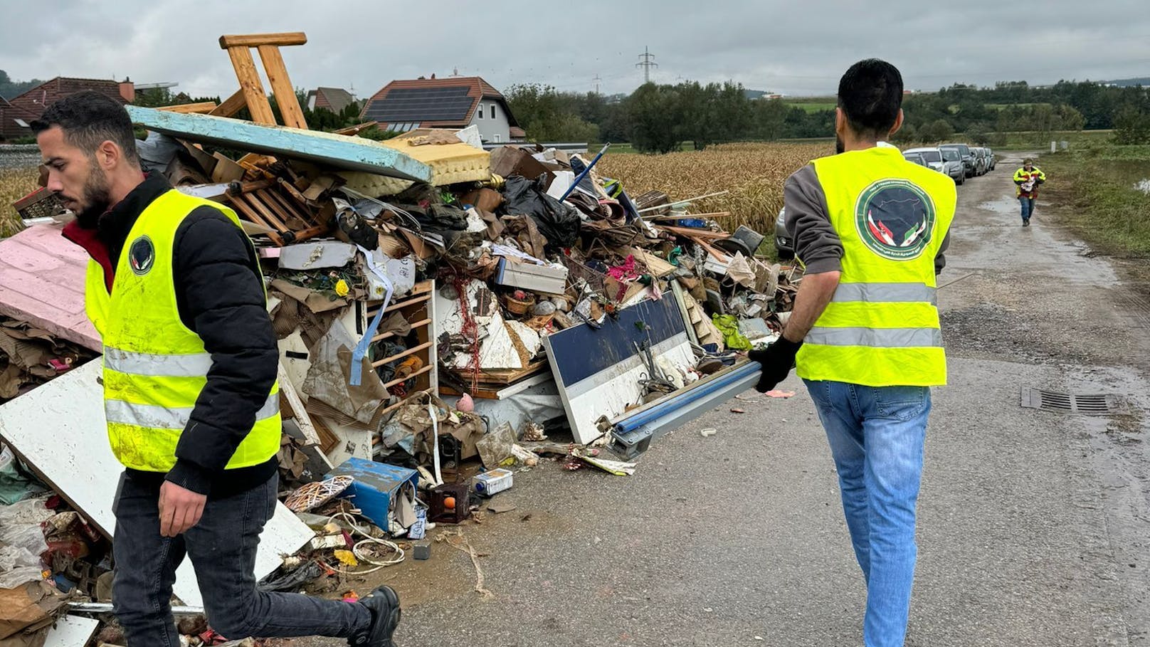 Flüchtlinge aus Syrien helfen bei Aufräumarbeiten