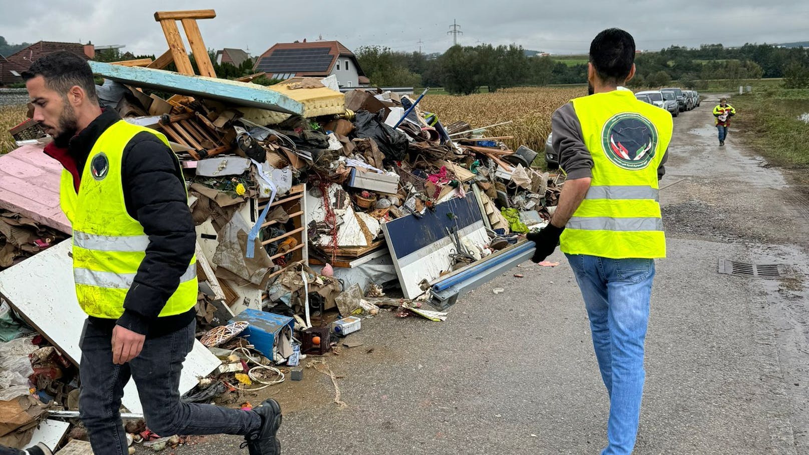 Flüchtlinge aus Syrien helfen bei Aufräumarbeiten