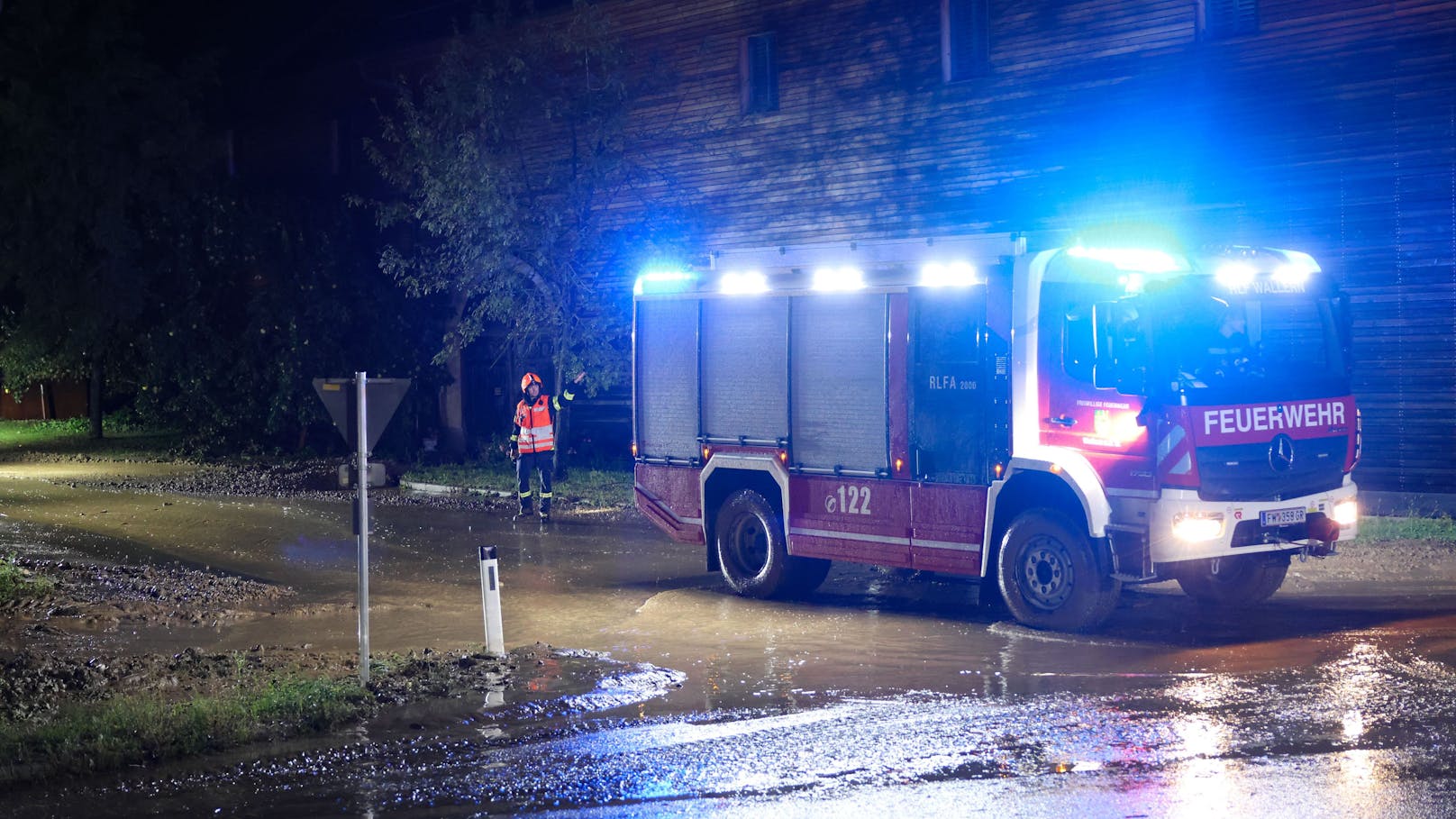 Nach dem tagelangen Starkregen mit zahlreichen Einsätzen hatte sich die Situation zwischenzeitlich zwar entspannt. Die am Montagabend einsetzenden neuerlichen Niederschläge haben dann aber binnen kurzer Zeit wieder für viele Einsätze gesorgt.