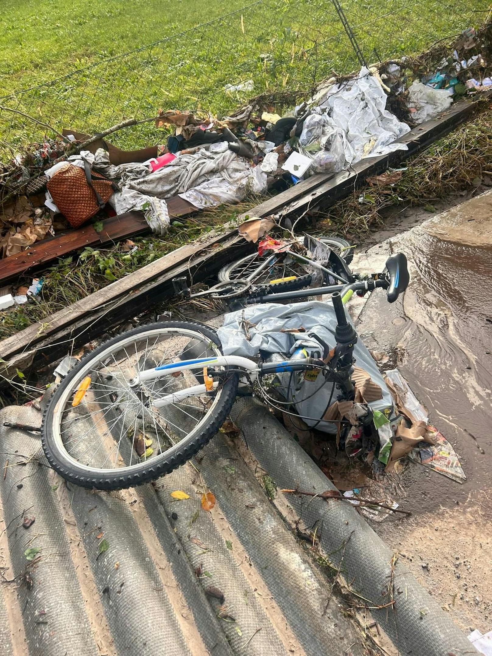 Ein weggespültes Fahrrad der Familie – alles nass und voller Schlamm.