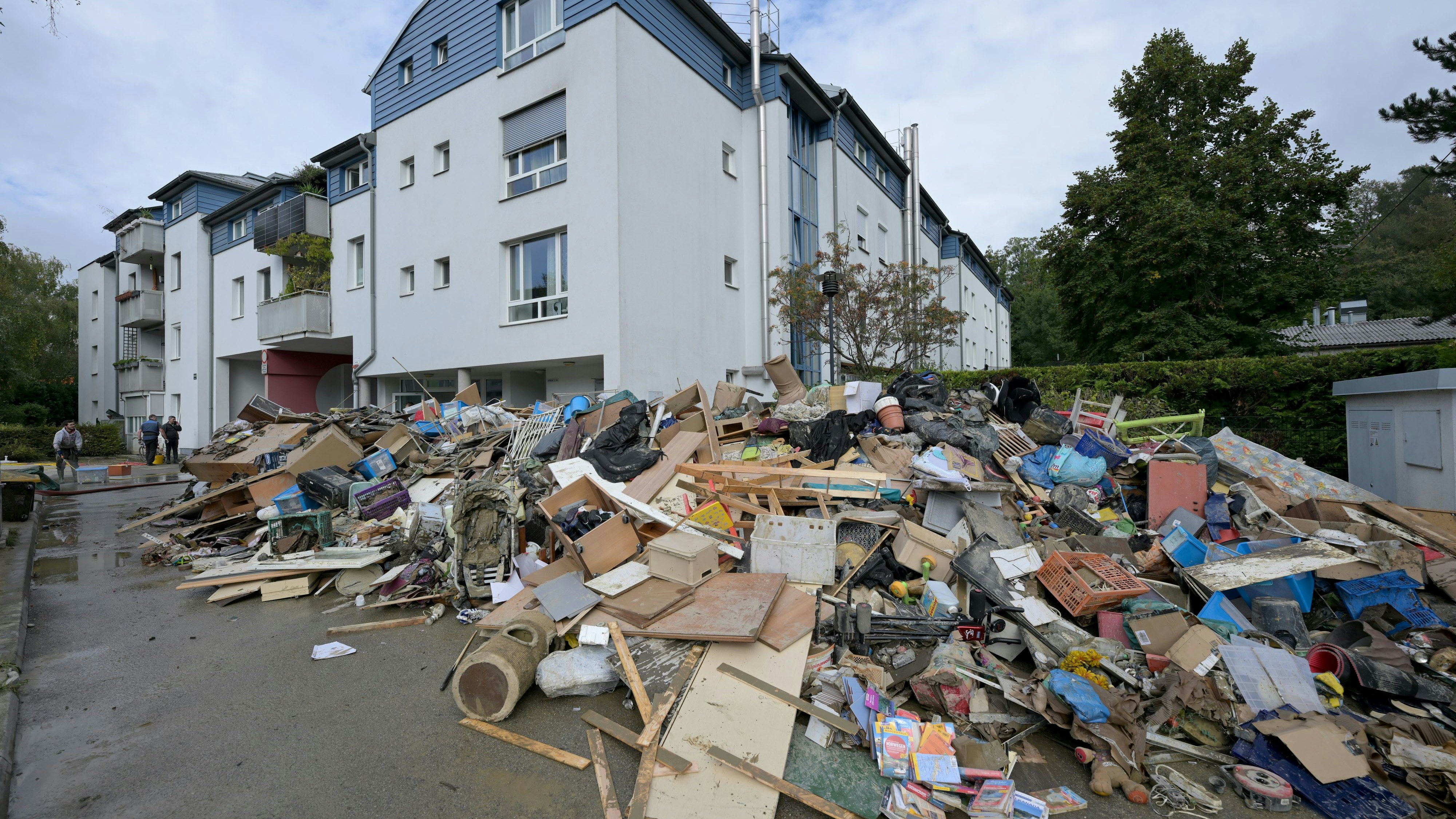 Aufräumarbeiten nach dem Hochwasser in Klosterneuburg