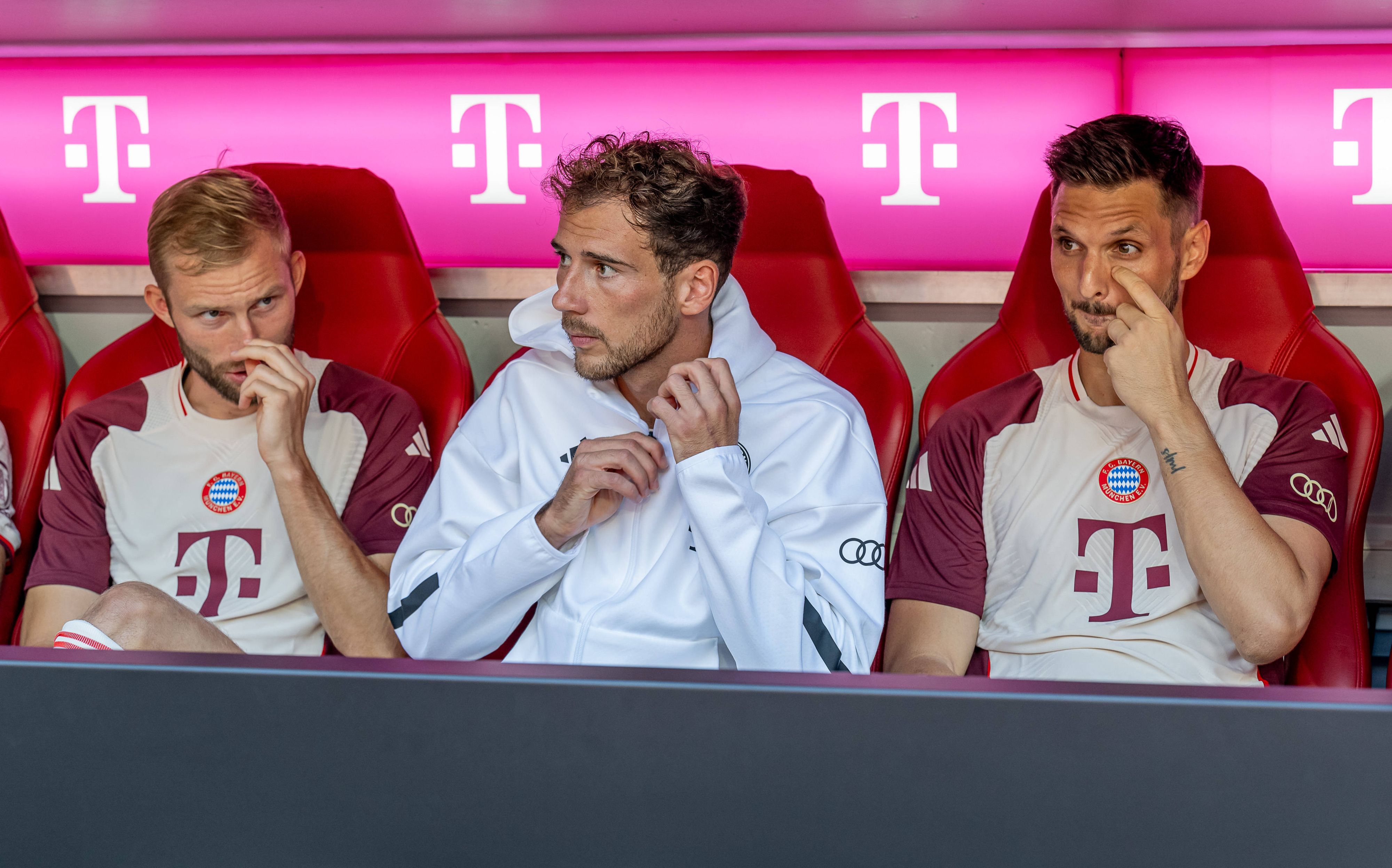 Leon Goretzka (Mitte) denkt nun doch über einen Bayern-Abgang nach. 