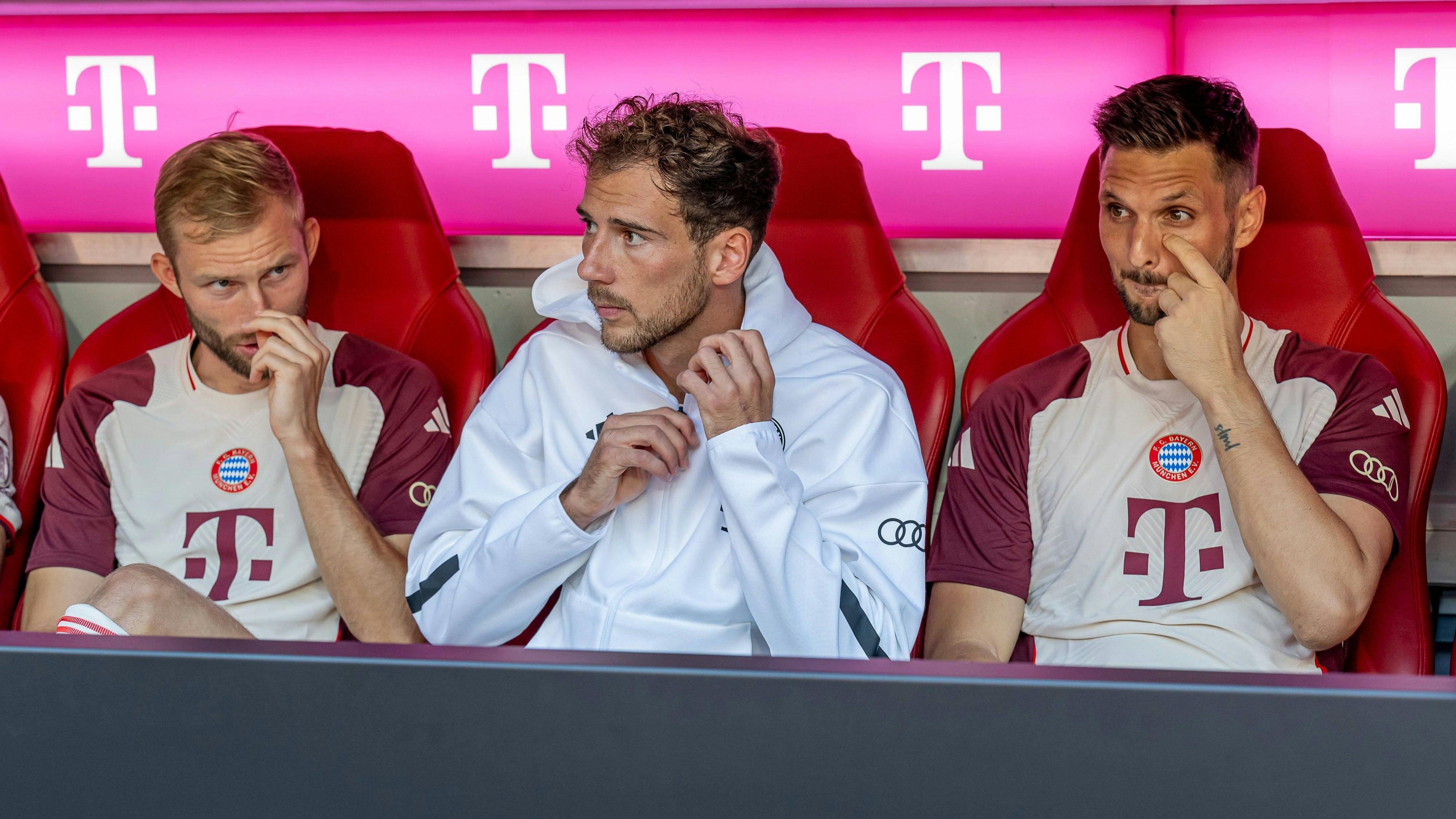 Leon Goretzka (Mitte) denkt nun doch über einen Bayern-Abgang nach. 