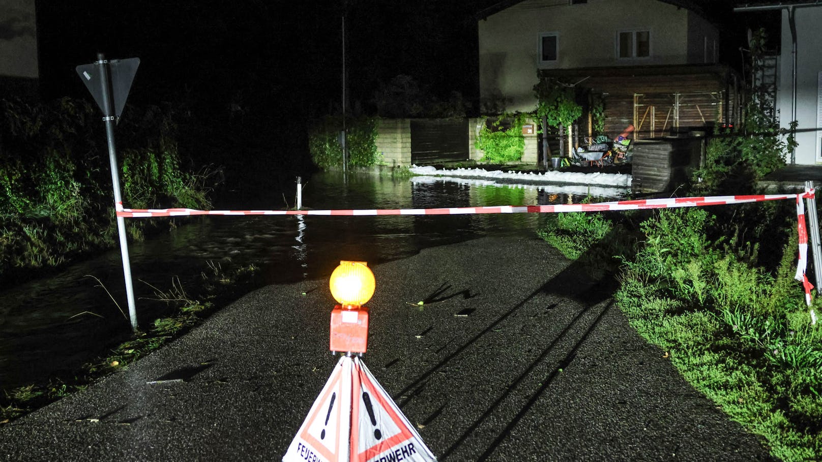 Nach dem tagelangen Starkregen mit zahlreichen Einsätzen hatte sich die Situation zwischenzeitlich zwar entspannt. Die am Montagabend einsetzenden neuerlichen Niederschläge haben dann aber binnen kurzer Zeit wieder für viele Einsätze gesorgt.