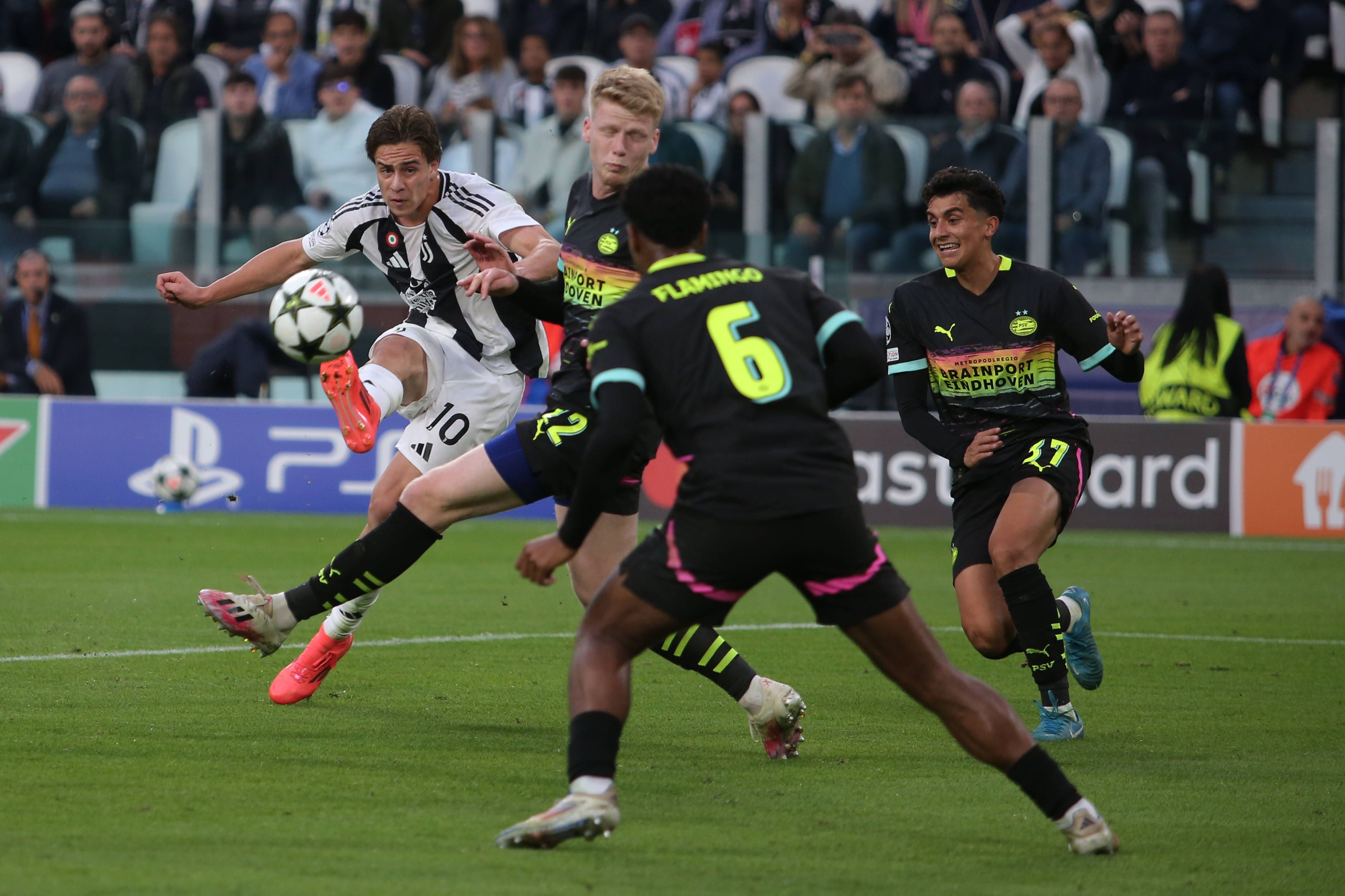 Juve lässt PSV zum Auftakt keine Chance.