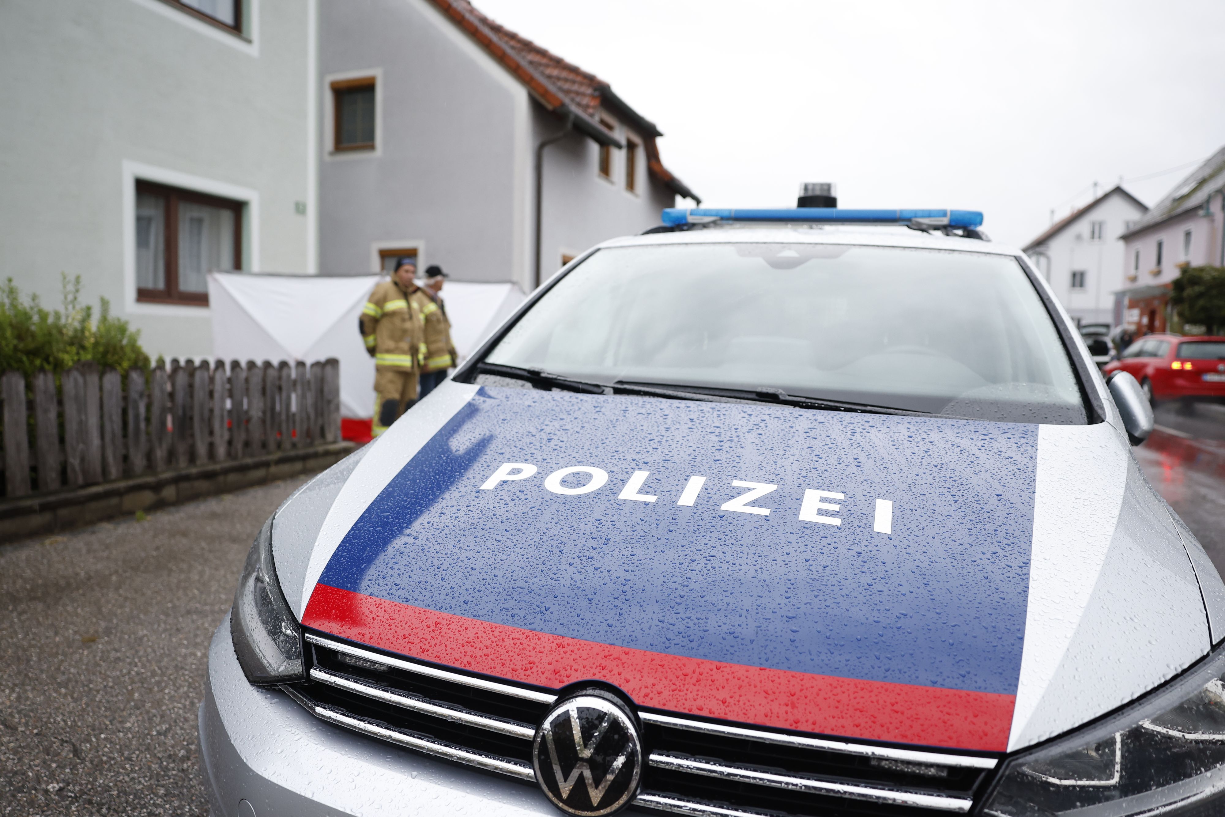 Am Montag hat in Mürzhofen im steirischen Bezirk Bruck-Mürzzuschlag ein 14-Jähriger seinen 36-jährigen Bruder getötet. Im Bild eine Polizeistreife und Feuerwehrleute vor dem Tatort. 