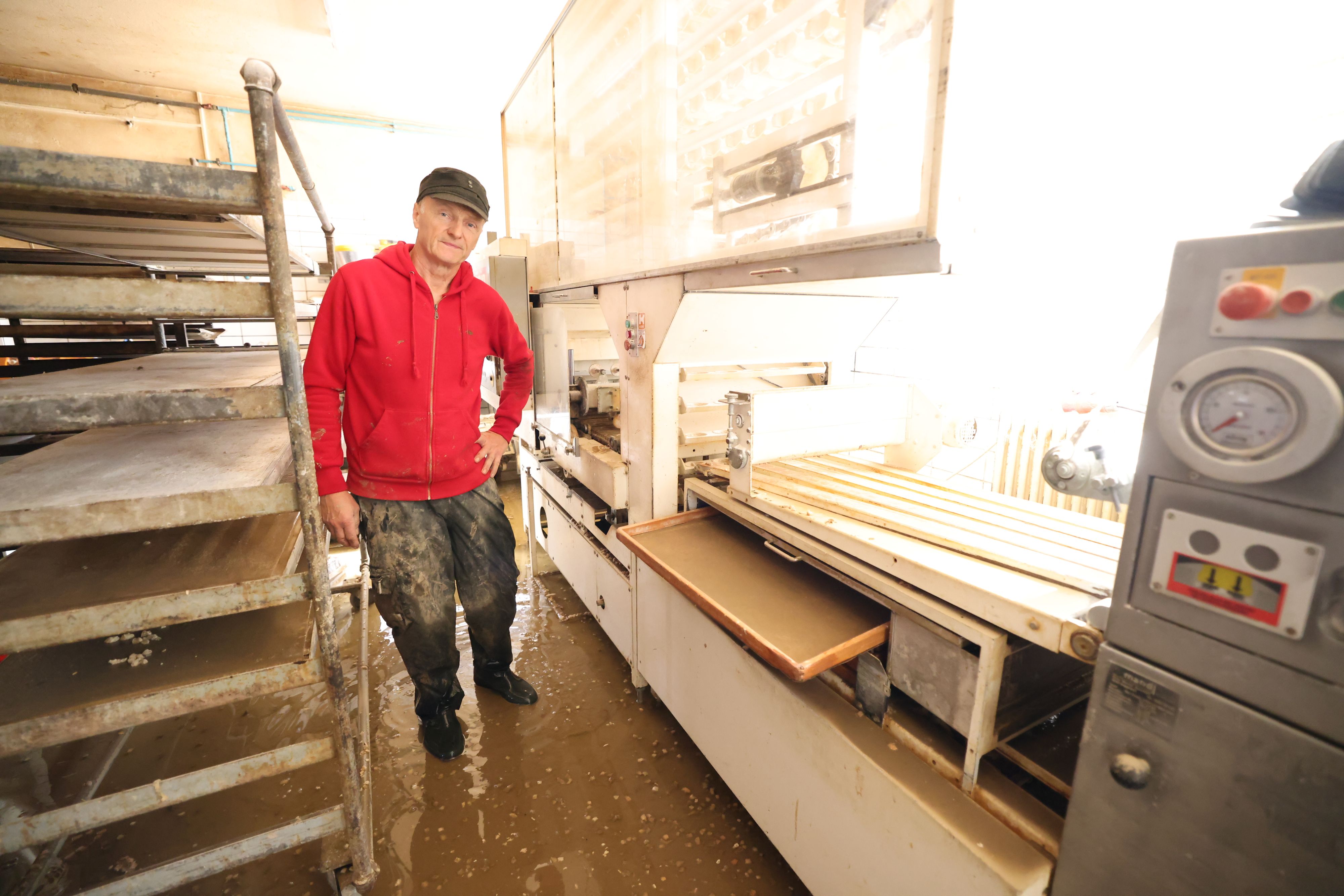 Johann Galler in seiner überfluteten Bäckerei.
