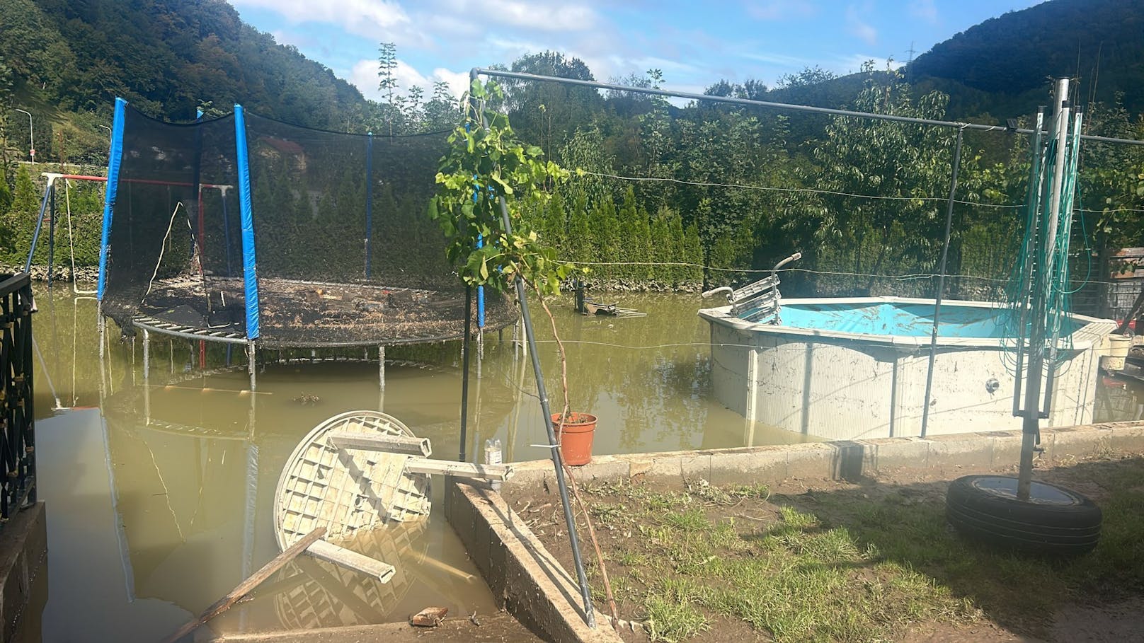 Swimmingpool und Trampolin im Garten – alles unter Wasser.