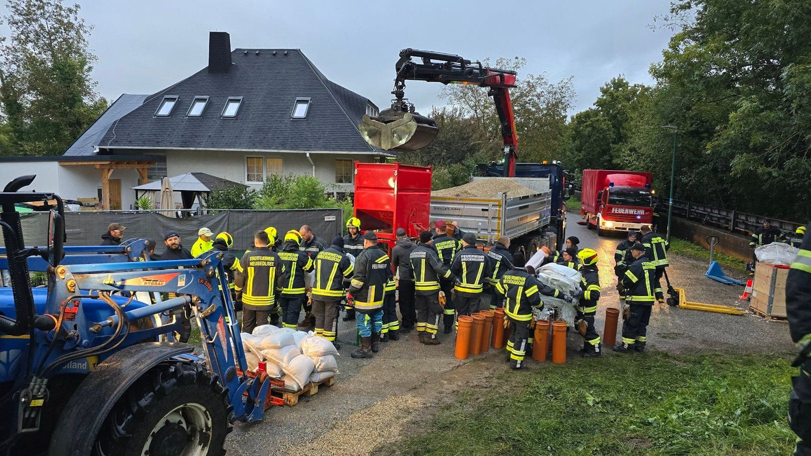 100 Feuerwehrleute waren mit dem Dammbau beschäftigt