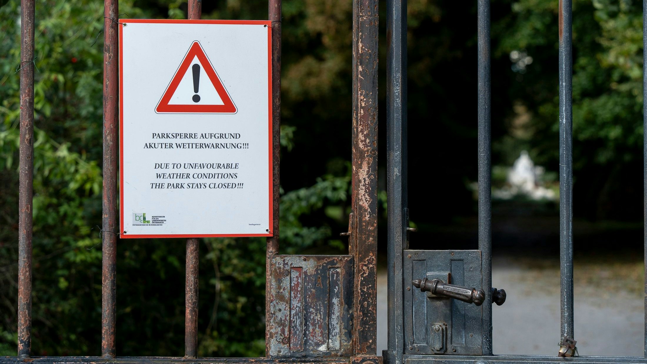 Ein Schild, fast wie damals: Aufgrund des Sturms machten in Wien die Parks zu