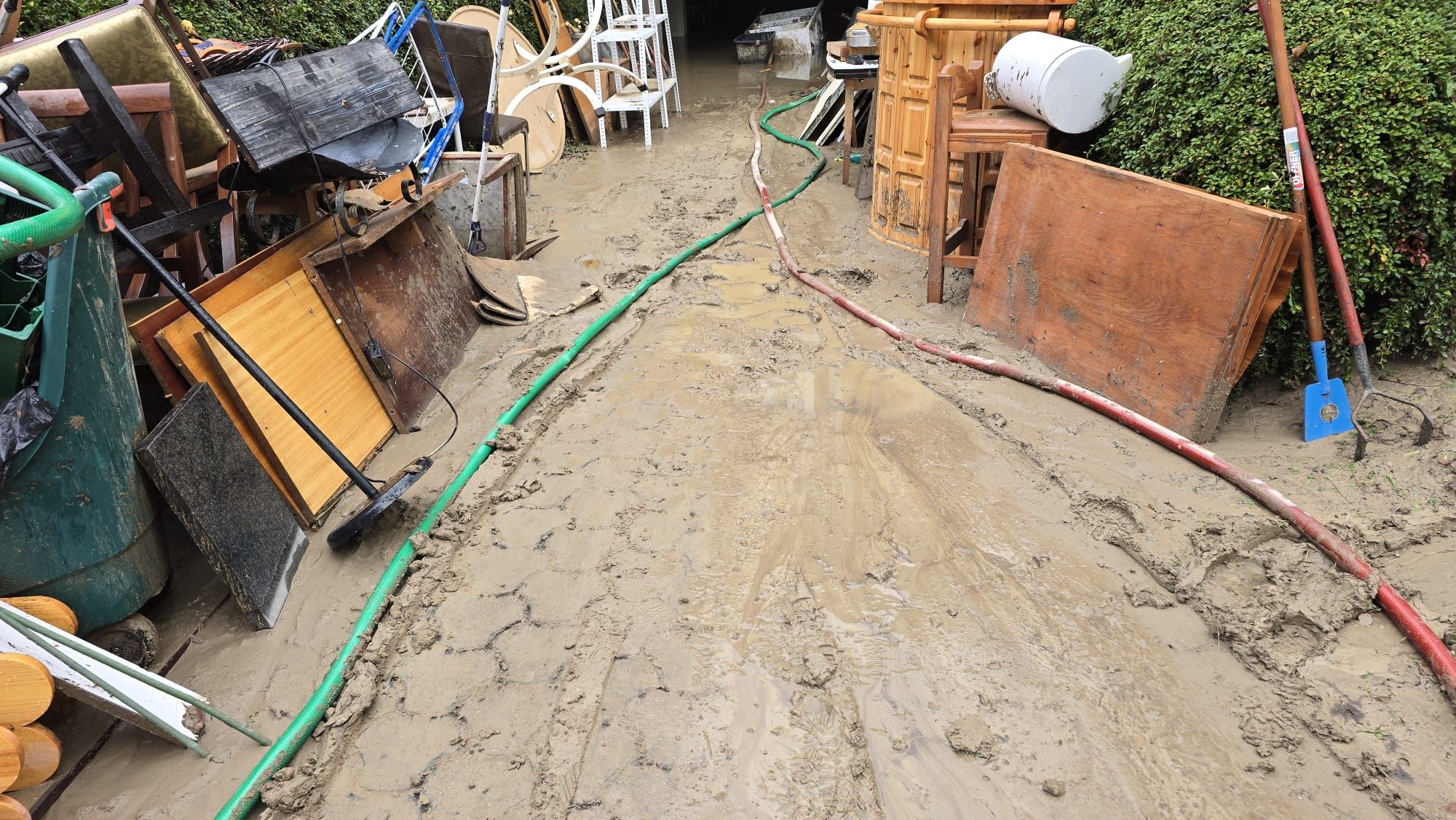 Ganze Häuser versanken regelrecht in den Überflutungen. Zahlreiche Gebäude sind stark beschädigt, manche komplett unbewohnbar. Versicherungen zahlen nur einen Tropfen auf dem heißen Stein.