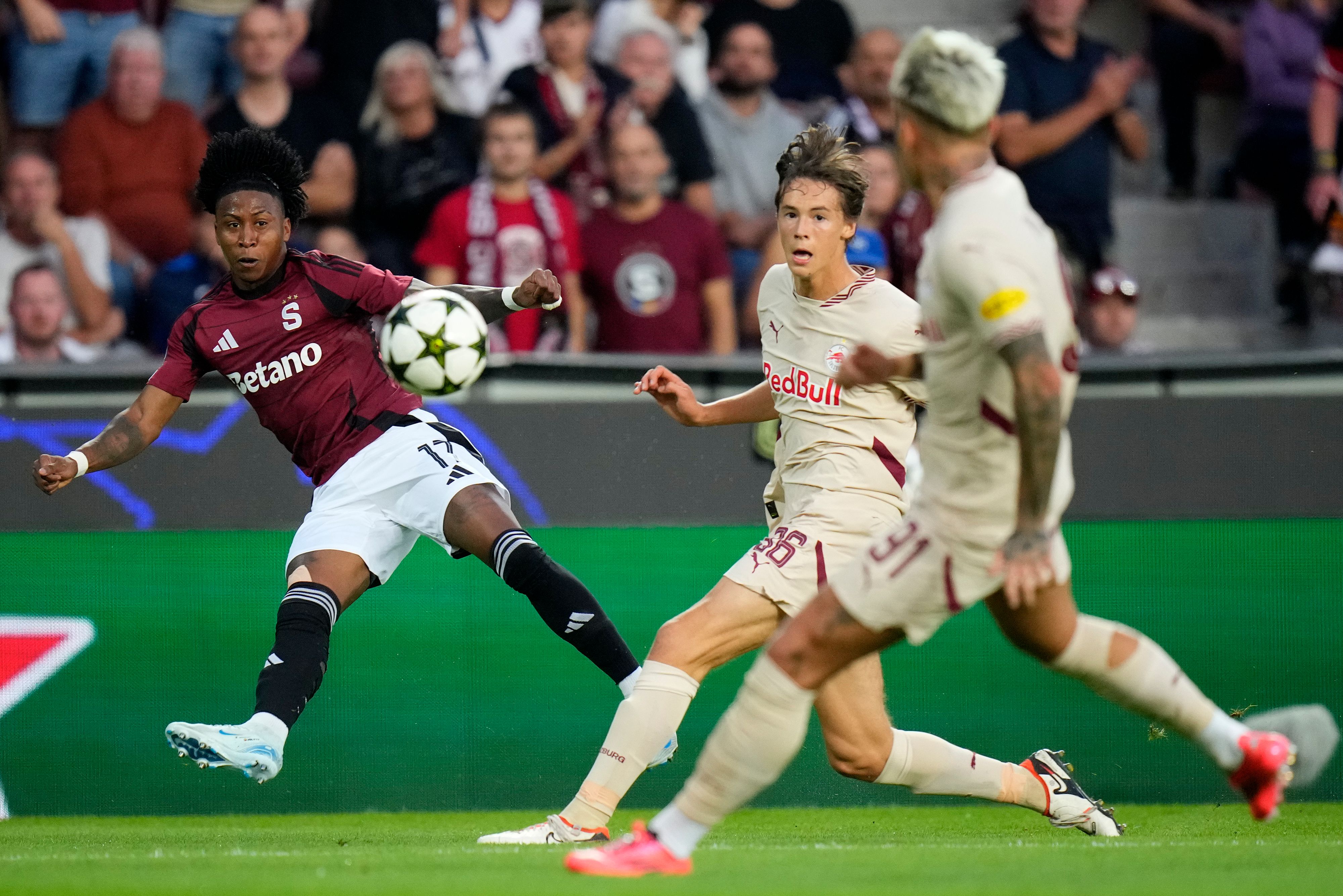 Salzburg gerät in Prag früh in Rückstand.