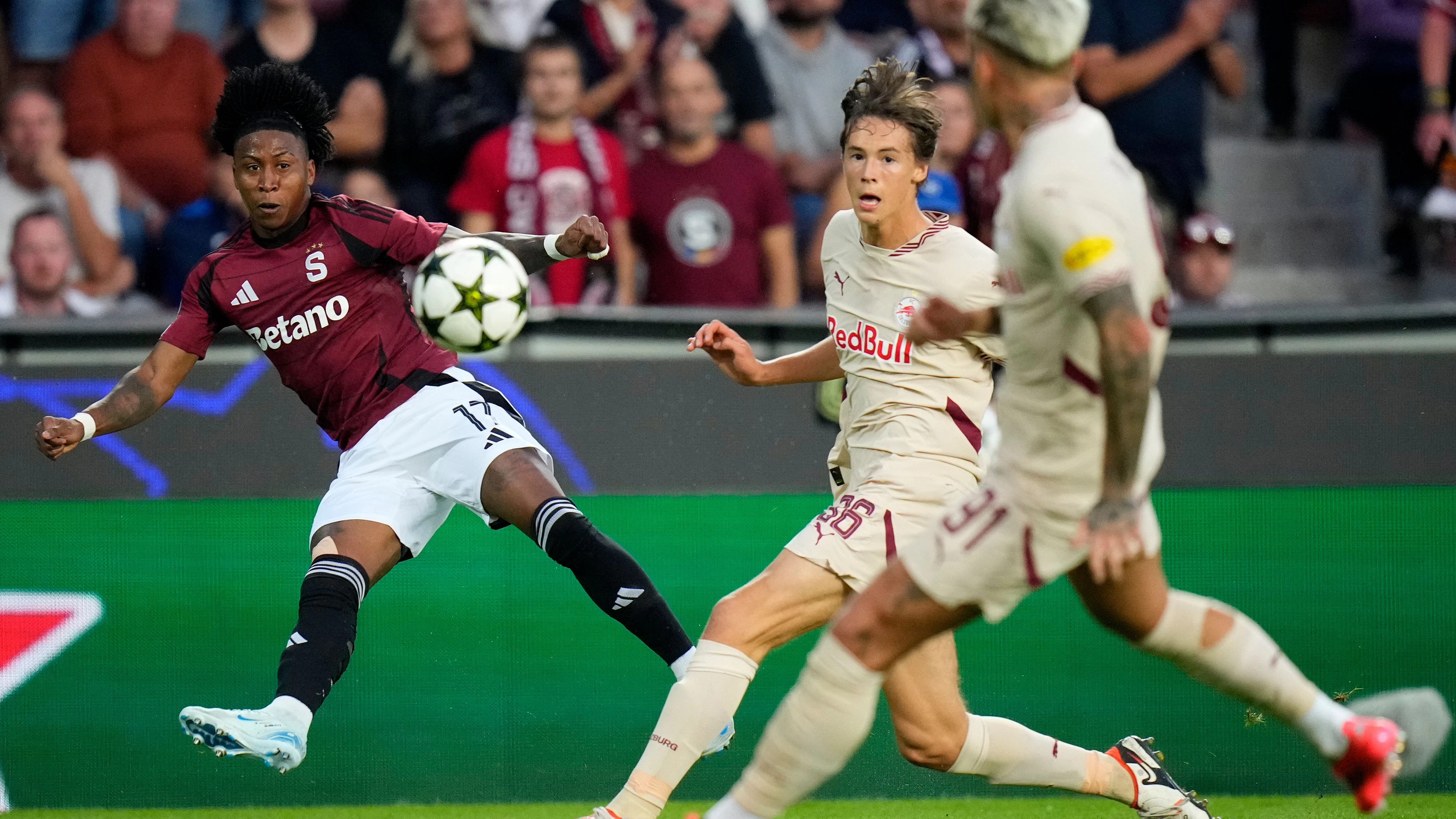 Salzburg gerät in Prag früh in Rückstand.