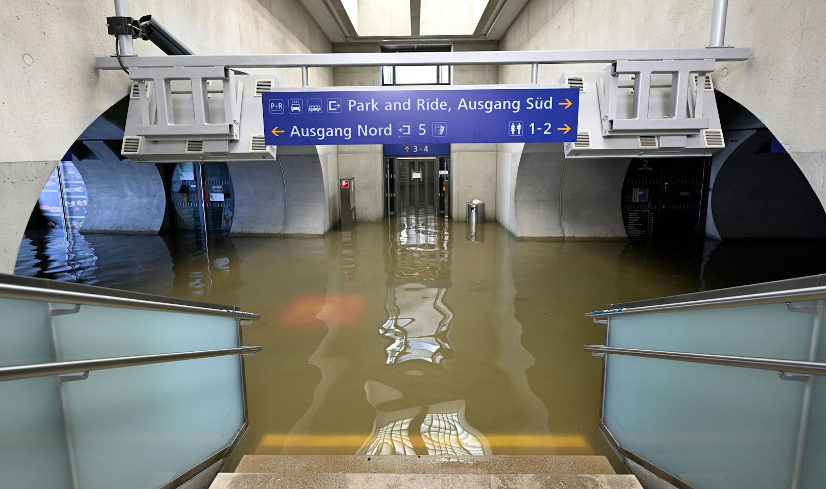 Bahnhof Tullnerfeld bei Michelhausen: Er stand Mittwochvormittag noch unter Wasser