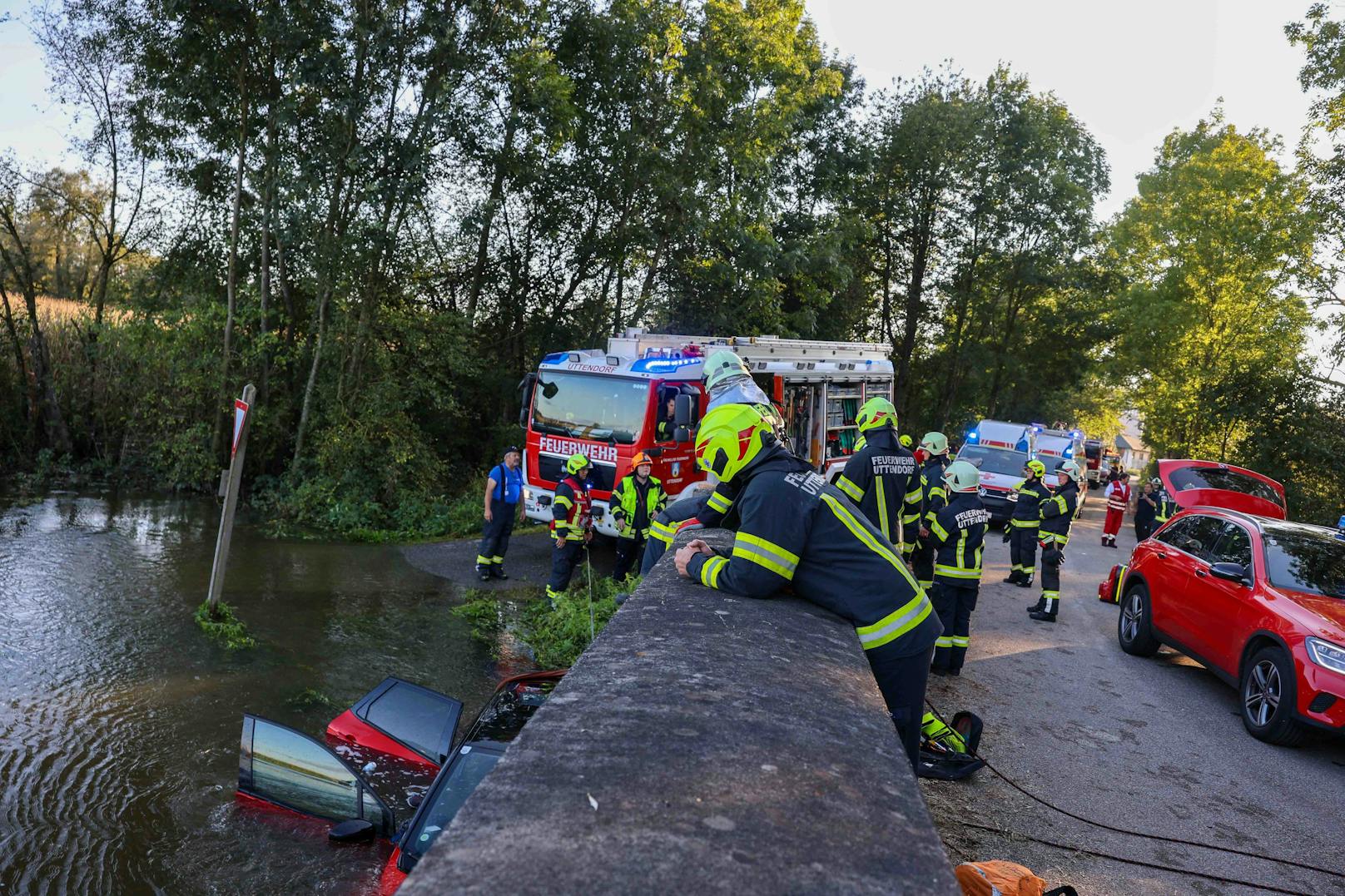 In Helpfau-Uttendorf missachtete ein 84-Jähriger eine Hochwasser-Straßensperre und wurde von den Wassermassen mitgerissen. Jugendliche schlugen Alarm, die Feuerwehr rettete den Mann.