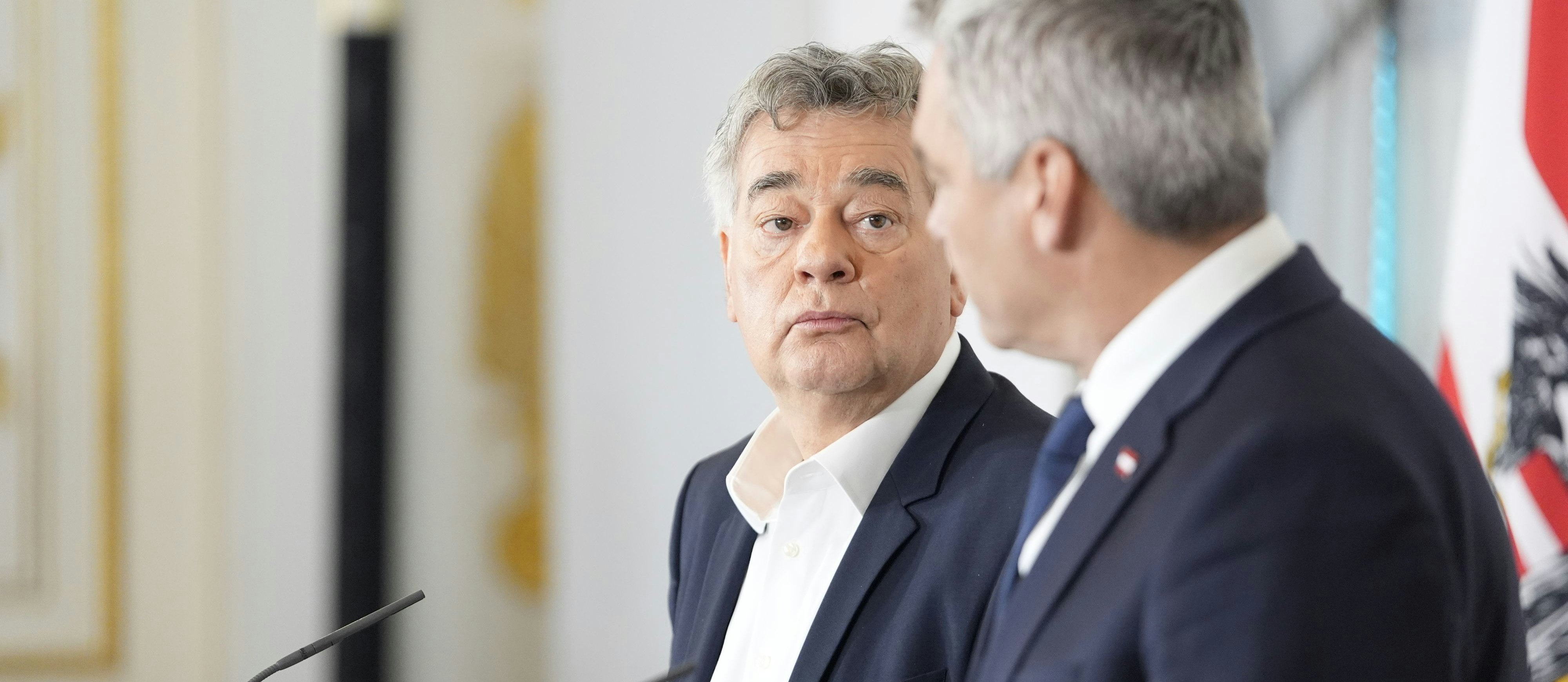 Ein Blick für Milliarden: Werner Kogler und Karl Nehammer bei der Pressekonferenz gestern