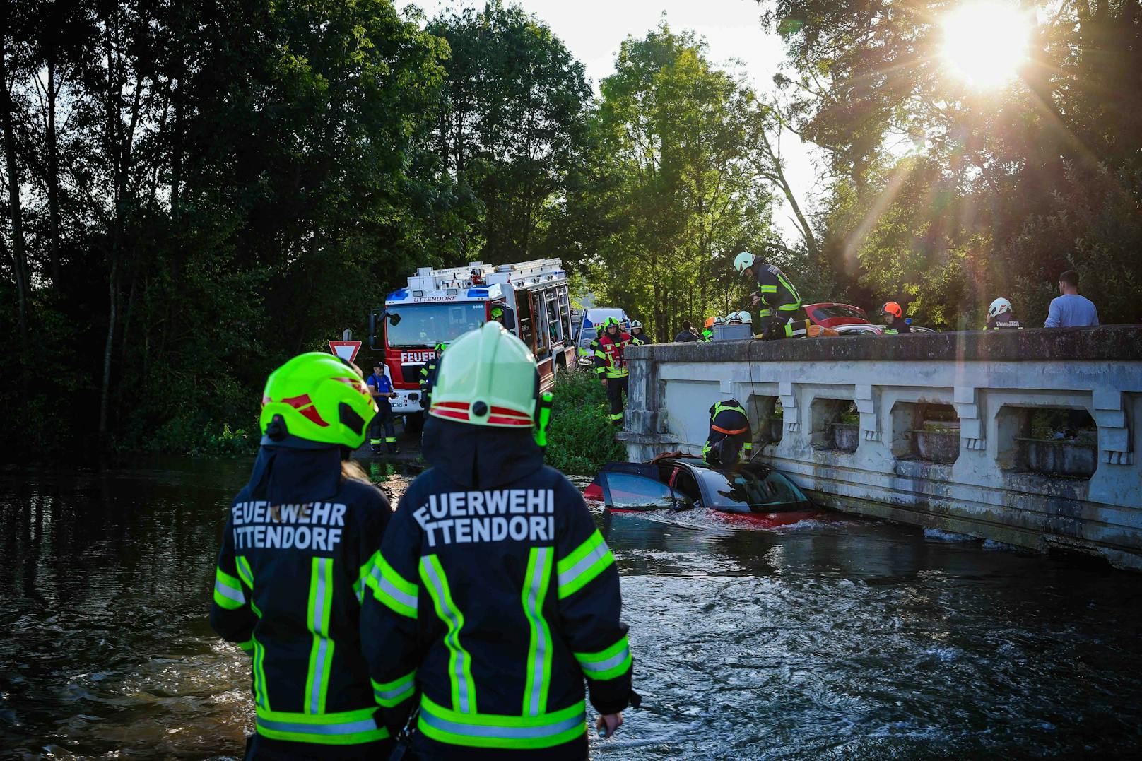 In Helpfau-Uttendorf missachtete ein 84-Jähriger eine Hochwasser-Straßensperre und wurde von den Wassermassen mitgerissen. Jugendliche schlugen Alarm, die Feuerwehr rettete den Mann.